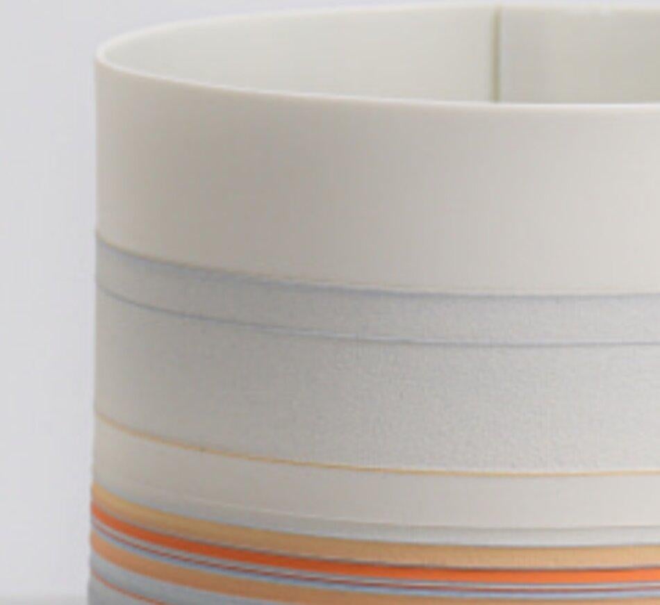 Minimalismo Piccolo vaso di porcellana arancione/blu di Rachel Foxwell in vendita
