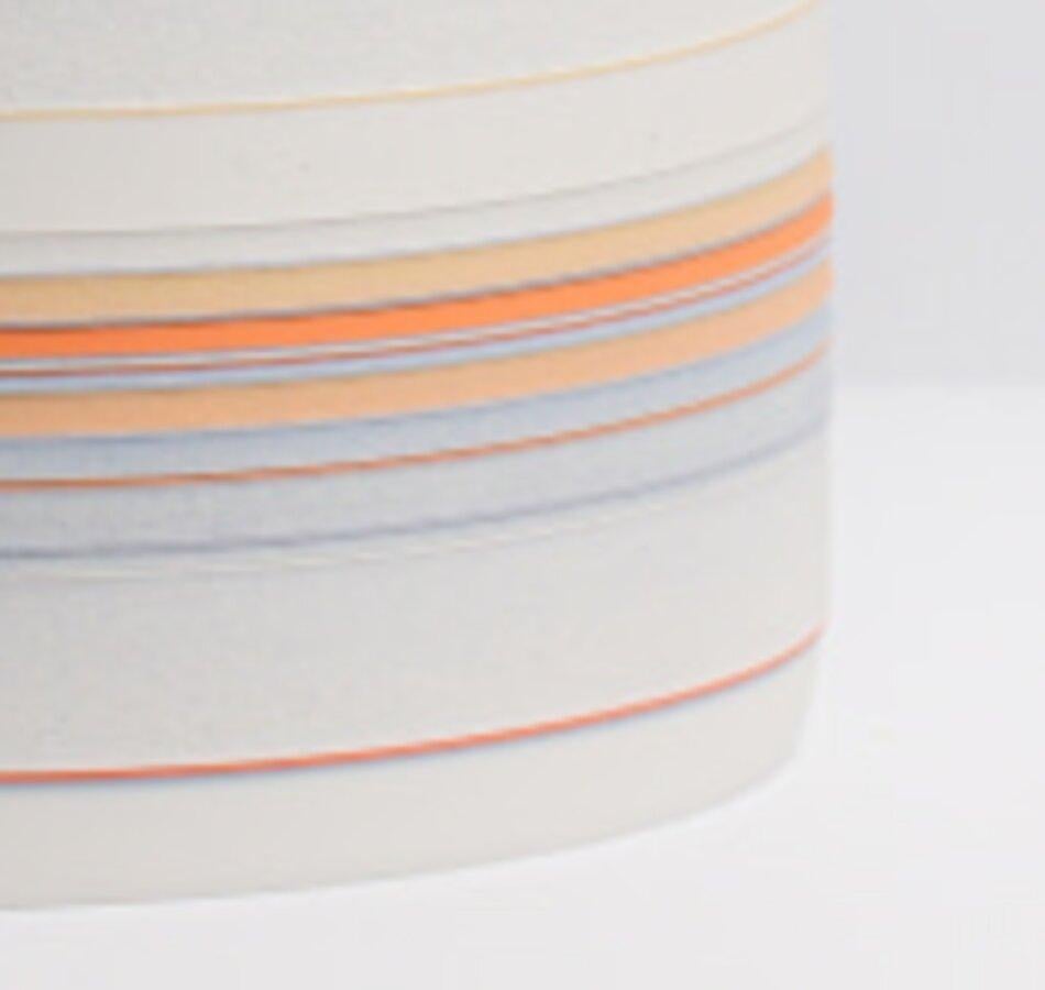 Inglese Piccolo vaso di porcellana arancione/blu di Rachel Foxwell in vendita
