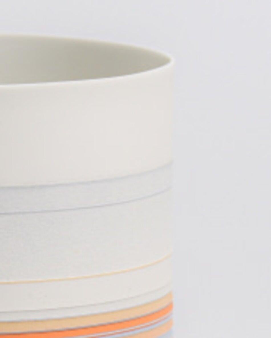 Smaltato Piccolo vaso di porcellana arancione/blu di Rachel Foxwell in vendita