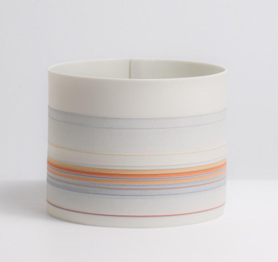 Piccolo vaso di porcellana arancione/blu di Rachel Foxwell In condizioni ottime in vendita a Atlanta, GA