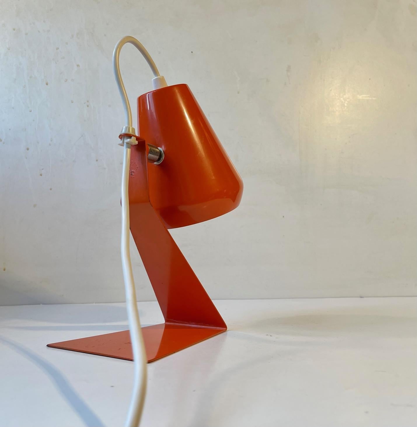 Orangefarbene Mid-Century-Tischlampe, italienisch, 1960er Jahre (Aluminium) im Angebot