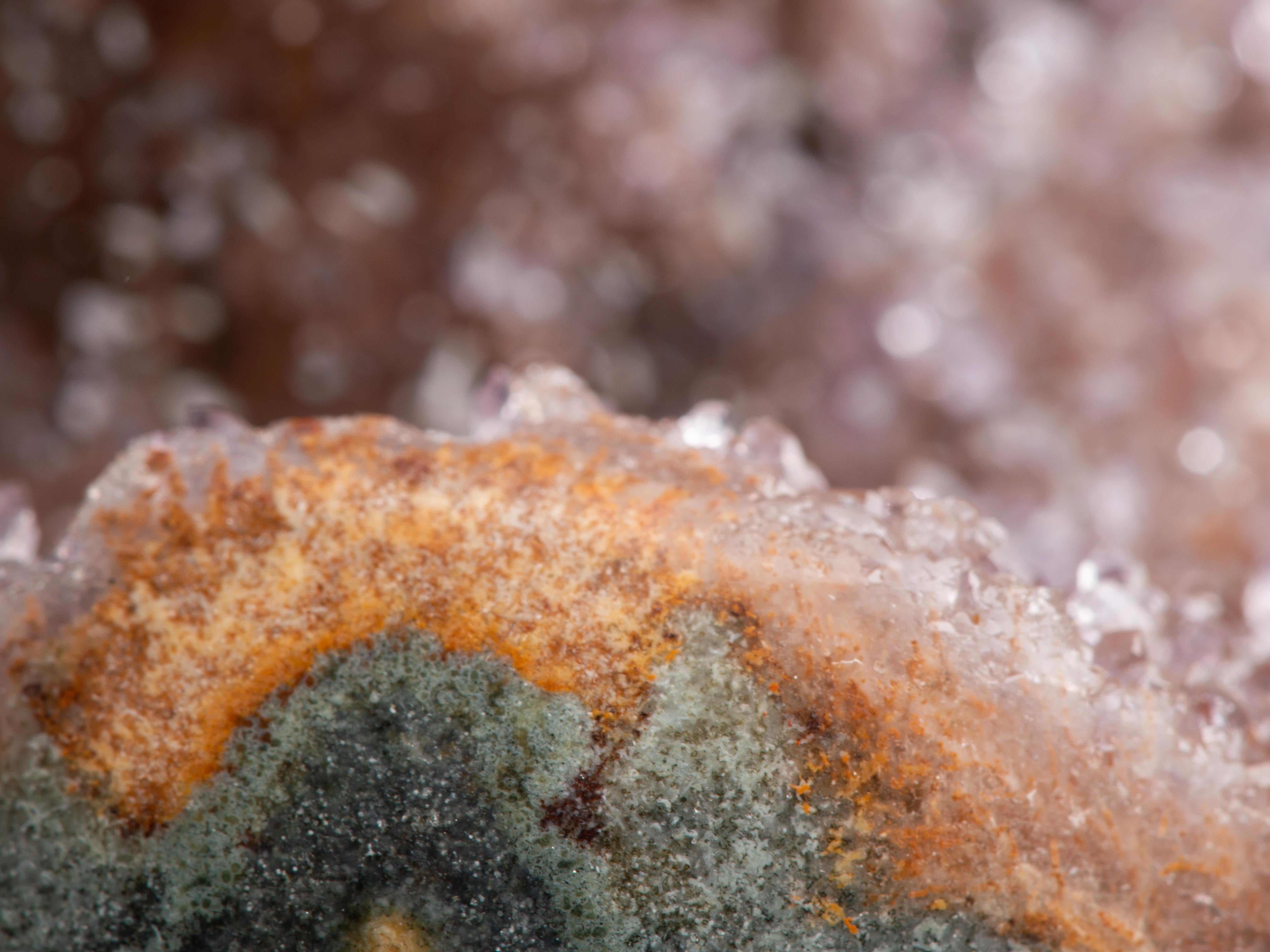 Piccola formazione stalattitica di quarzo druzy arancione e marrone che assomiglia a una roccia di Scholars in vendita 7