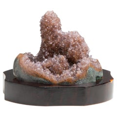 une forme de quartz druzy orange et brun clair ressemblant à une roche Scholars