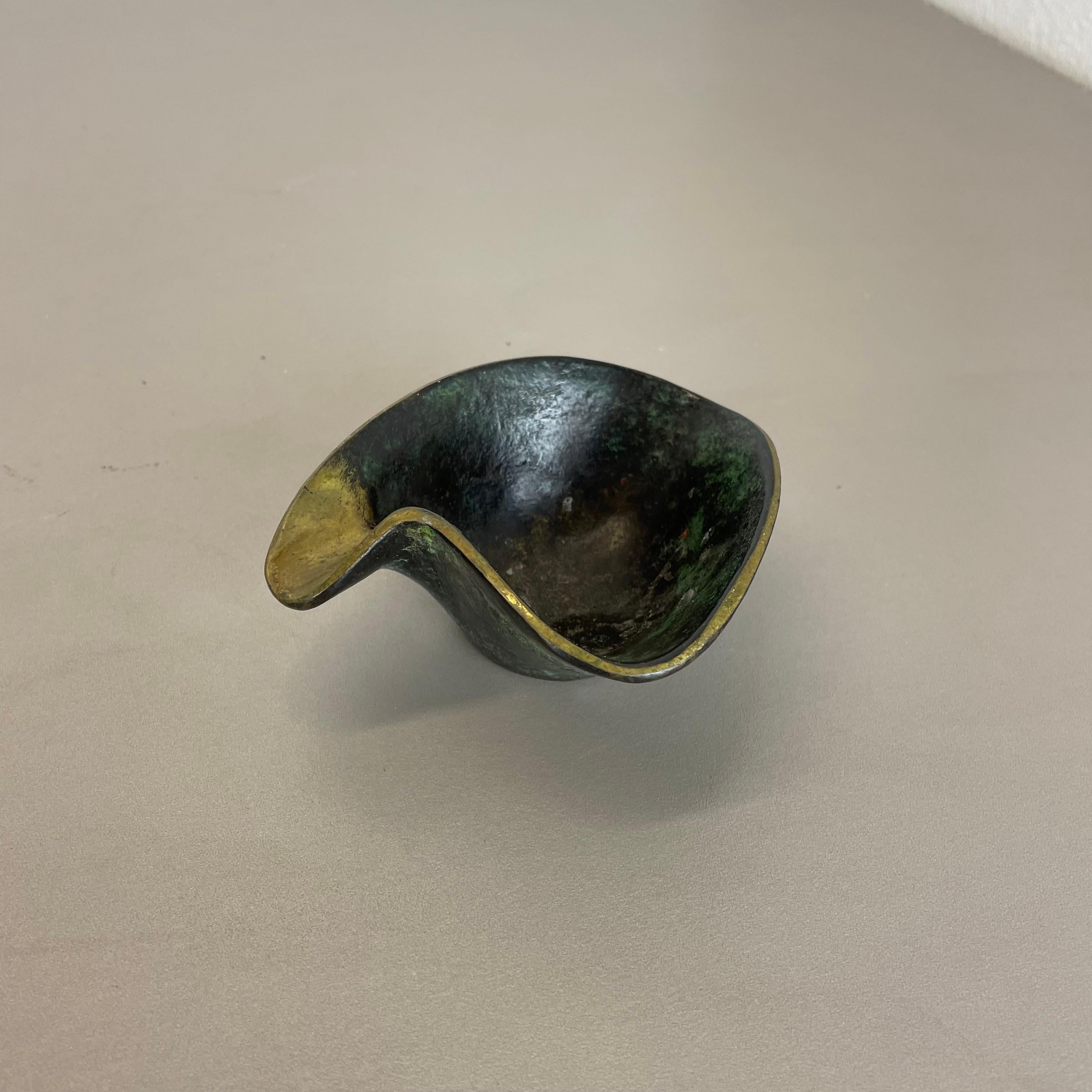 Mid-Century Modern small organic form brass ashtray element by Carl Auböck, Austria, 1950s For Sale