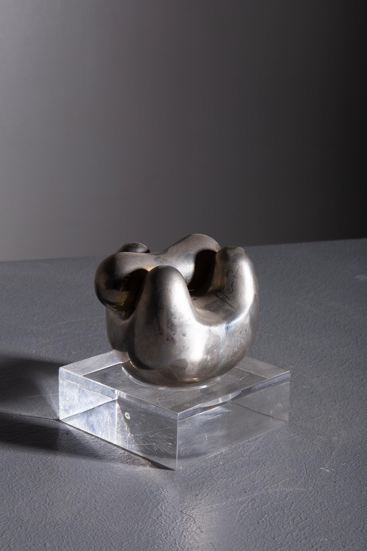Italian Small organic sculpture made of chrome-plated metal For Sale