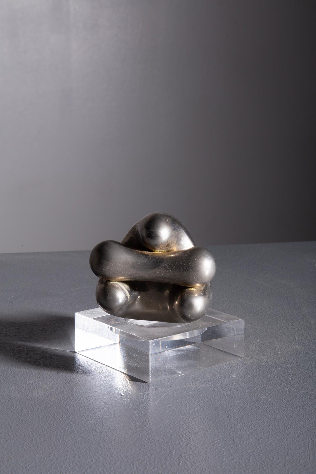 Small organic sculpture made of chrome-plated metal In Good Condition For Sale In Milano, IT