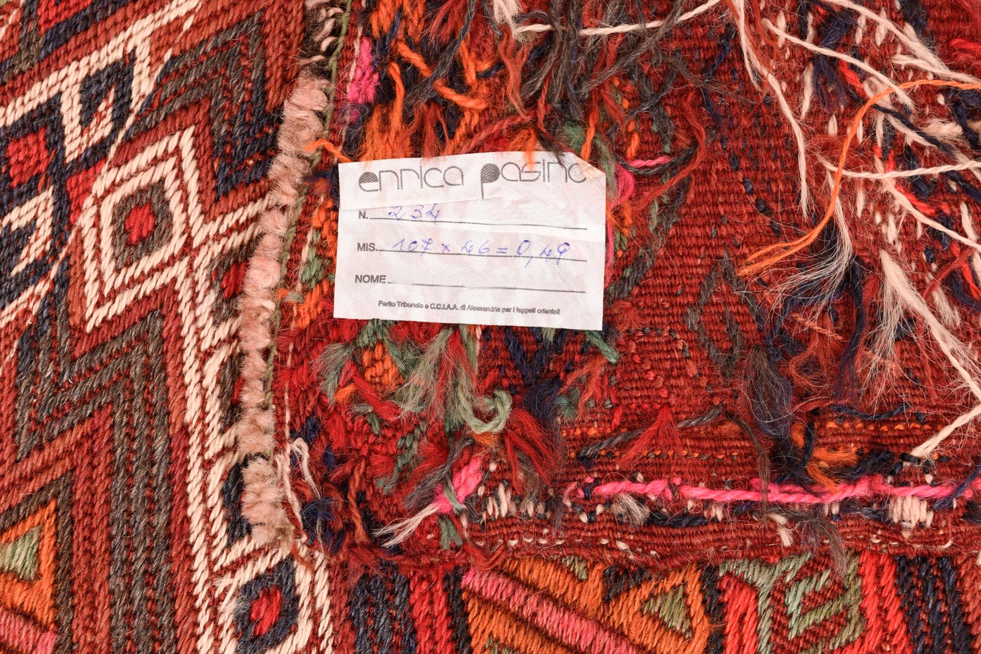 Kleiner Orientteppich aus alter Herstellung, mit einer dichten, handgewebten Verarbeitung, die einem kunstvollen Design ähnelt.
Es handelt sich um ein nomadisches Produkt mit herrlichen Farben, die aus pflanzlichen Stoffen gewonnen werden.
Aufhängen