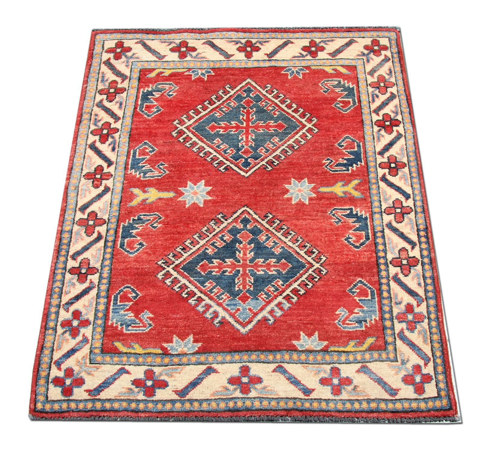 Dieser kleine, neue, traditionelle, handgewebte Teppich zeigt Muster aus der Region Kazak. Traditionelle Teppiche werden in der Region Afghanistan hergestellt. Afghanische Knüpfer haben diesen Blumenteppich aus hochwertiger Wolle und Baumwolle