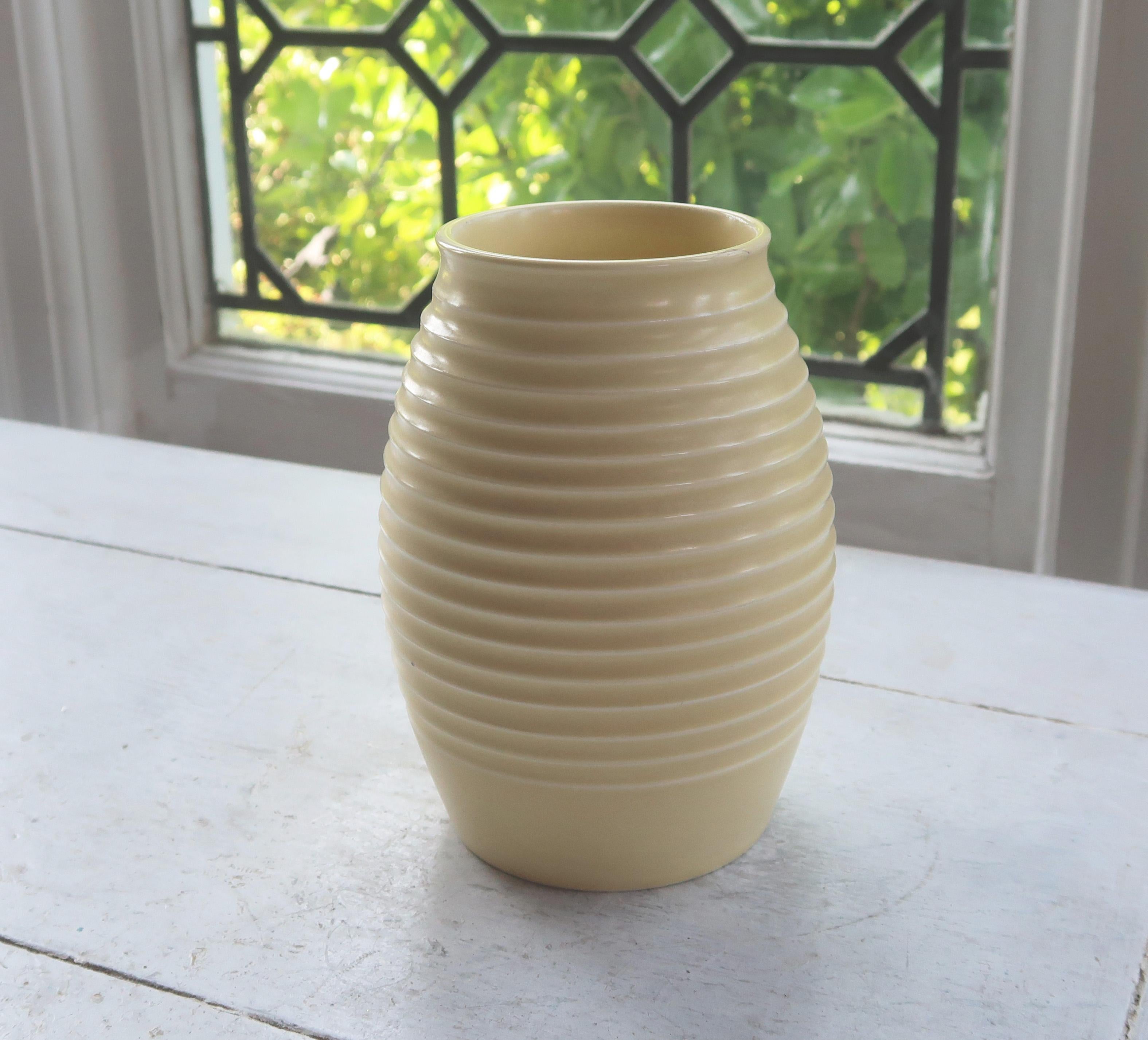 Precioso jarrón de cerámica de color crema fabricado por Wedgwood.

Diseñado por Keith Murray

Marcas del fabricante y firma facsímil en la base

Pequeña imperfección en el borde ( se muestra en las imágenes )  

Envío gratuito al Reino Unido



