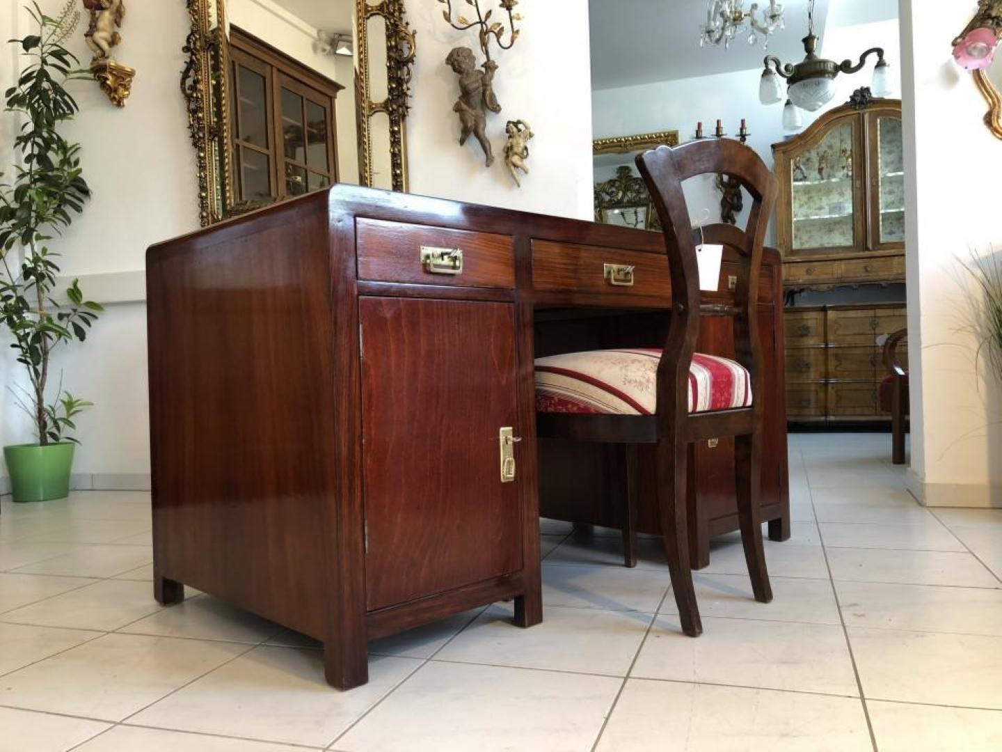 Beautiful men's desk from the Art Deco period.
Pretty and elegant secretary desk produced circa 1910-1925 out of luxurious cherrywood.
This desk is an eyecatcher in your study / office, offers
three drawers, two doors and the original