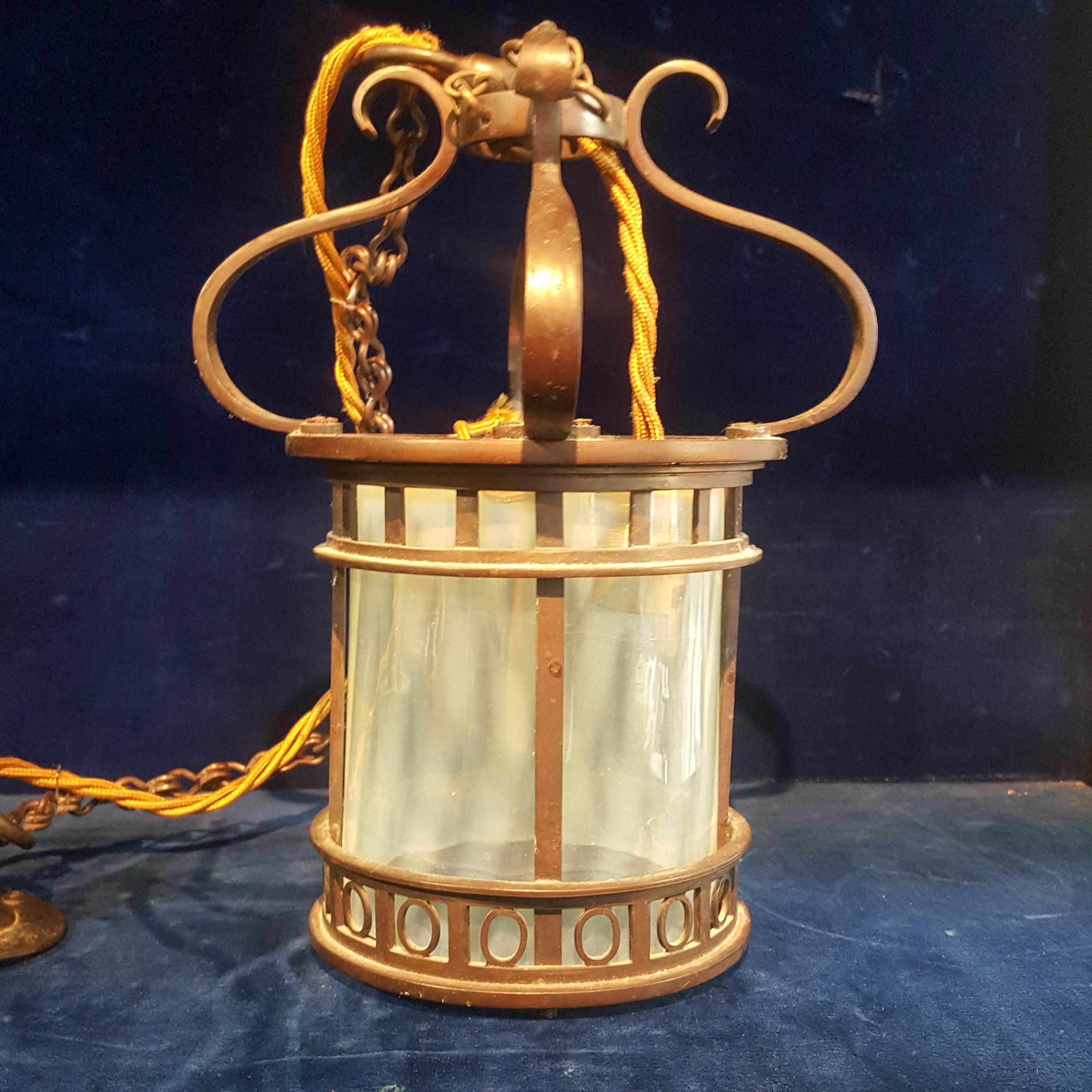 Originale kleine Messinglaterne oder -leuchte aus der Zeit um 1910, die im Arts & Crafts-Stil gefertigt wurde. Sie hat ihren originalen opalisierenden Glasschirm aus Vaseline. Er ist in gutem Originalzustand, müsste aber neu verkabelt und die