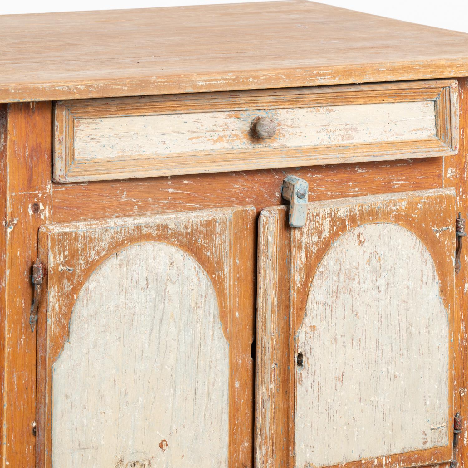 XIXe siècle Petite armoire originale en pin suédois peint, vers 1840-60 en vente