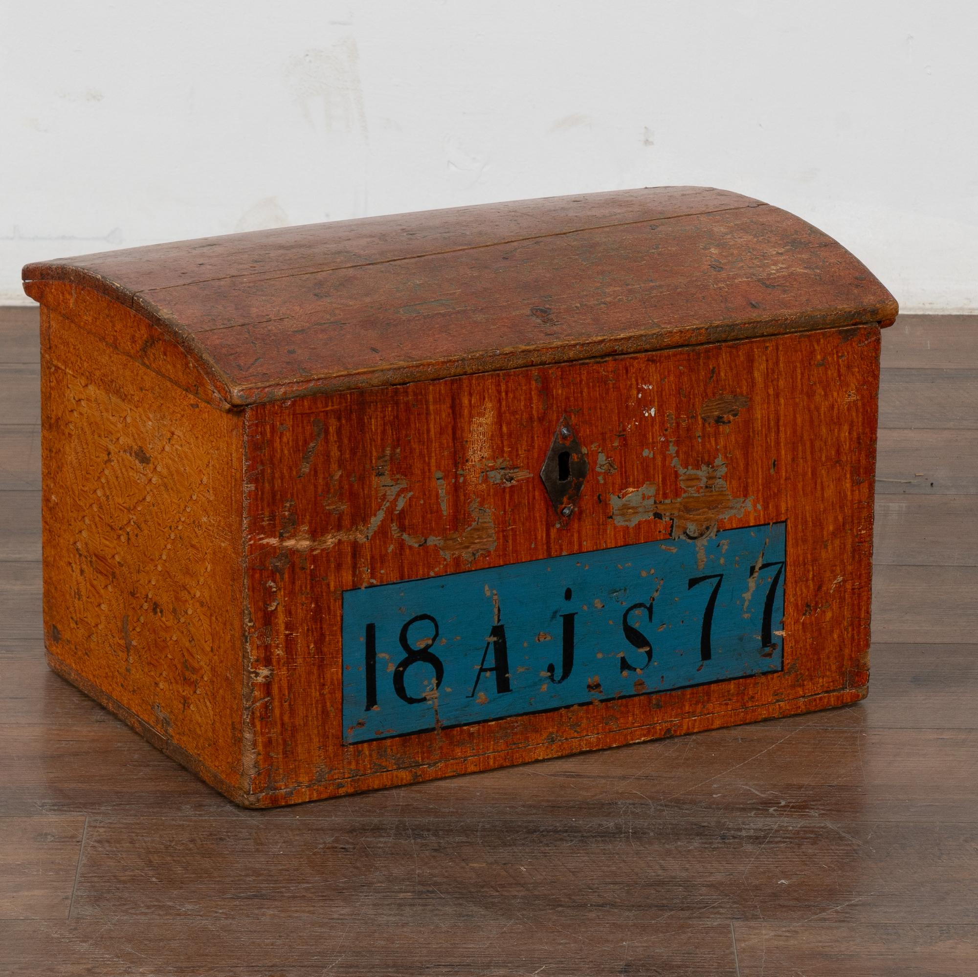 Piccolo baule a cupola proveniente dalla Svezia, datato 1877 e con il monogramma di AJS.  Lo sfondo rosso brunito è dipinto a mano nel tradizionale stile popolare dell'epoca.
Anche gli interni sono stati dipinti in questo delizioso esempio di