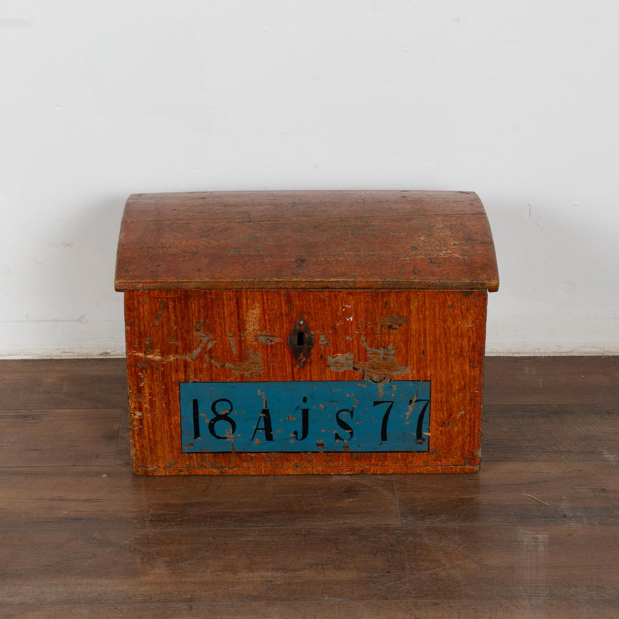 Svedese Piccolo baule a cupola in pino svedese originale dipinto, datato 1877 in vendita