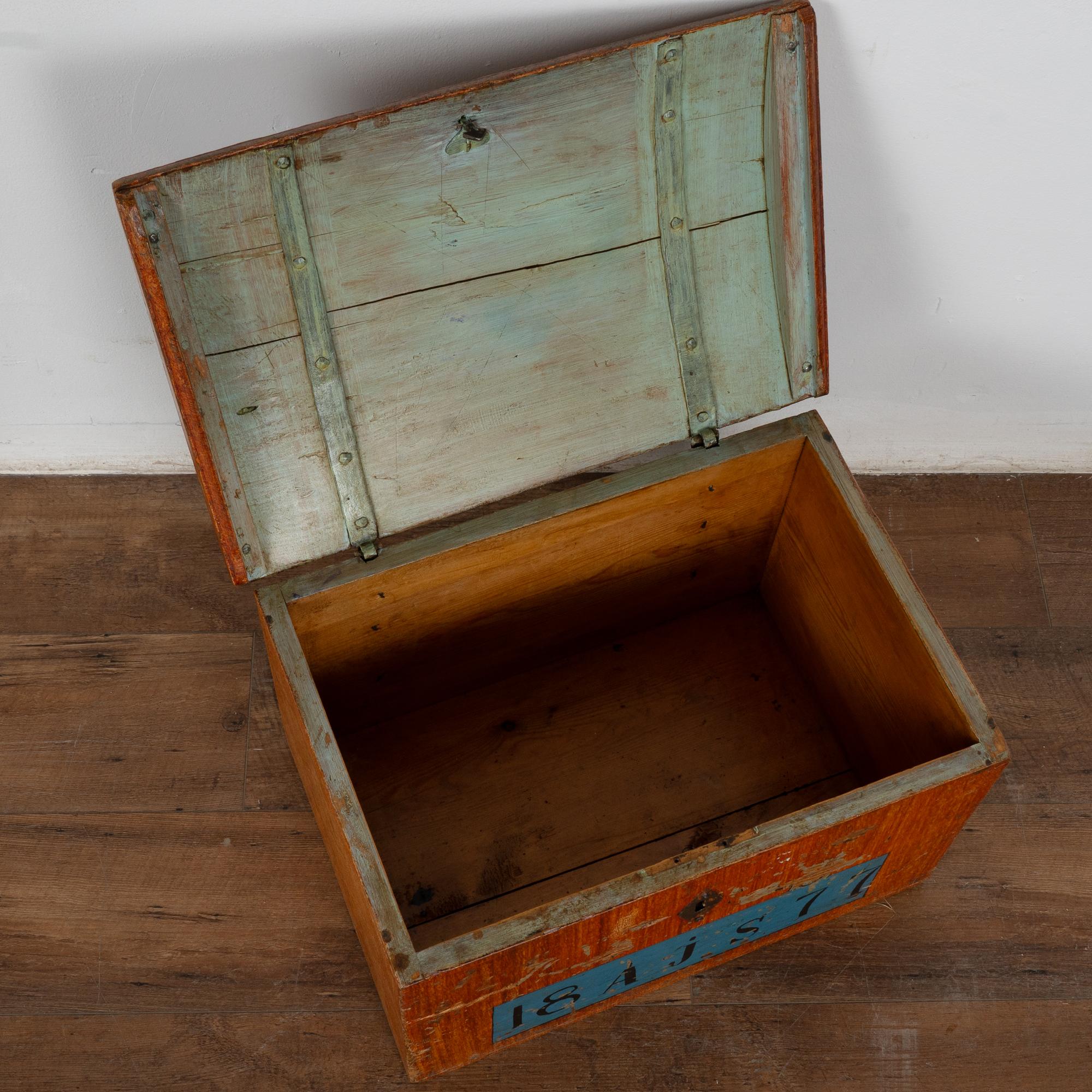 XIX secolo Piccolo baule a cupola in pino svedese originale dipinto, datato 1877 in vendita
