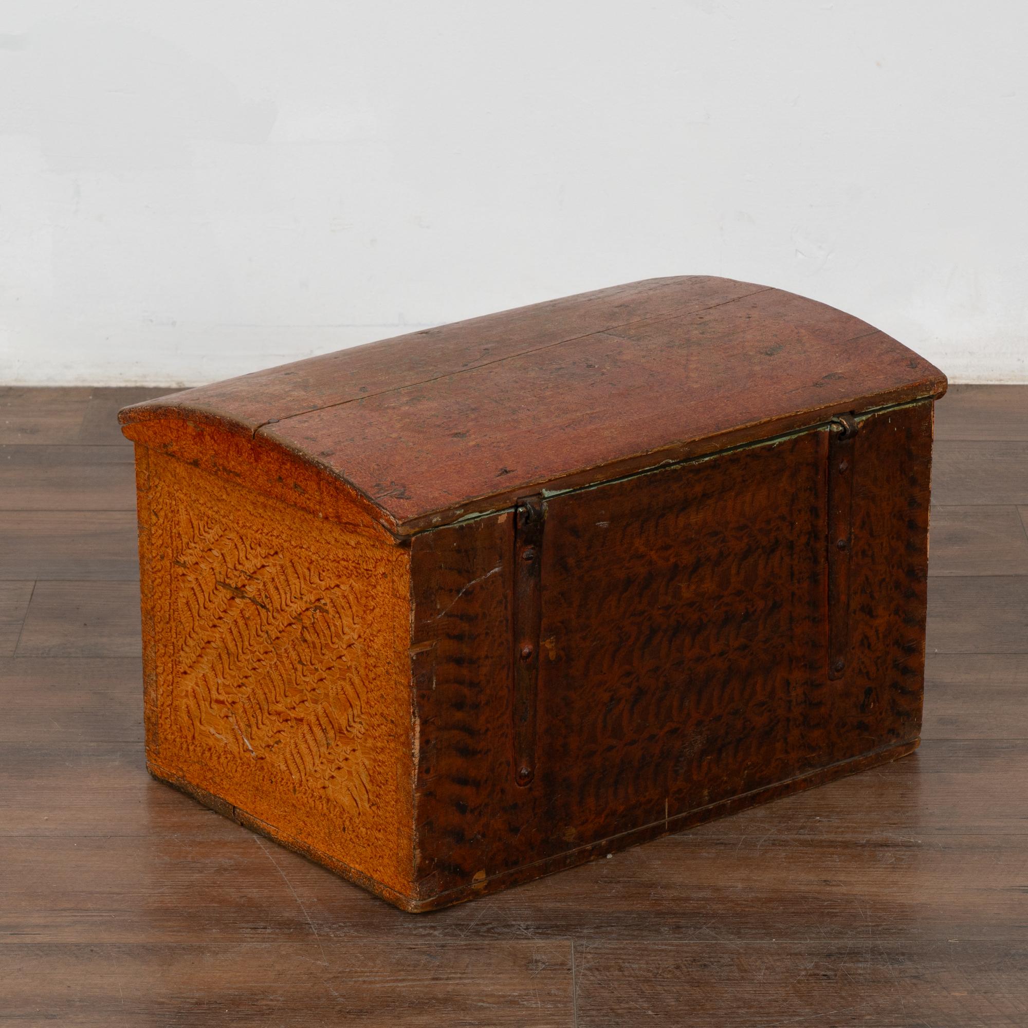 Piccolo baule a cupola in pino svedese originale dipinto, datato 1877 in vendita 1