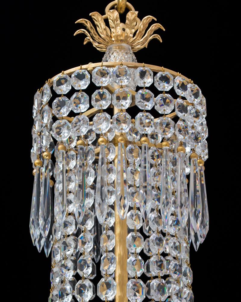 Vetro intagliato Piccolo lampadario Regency con montatura in ormolu di John Blades in vendita