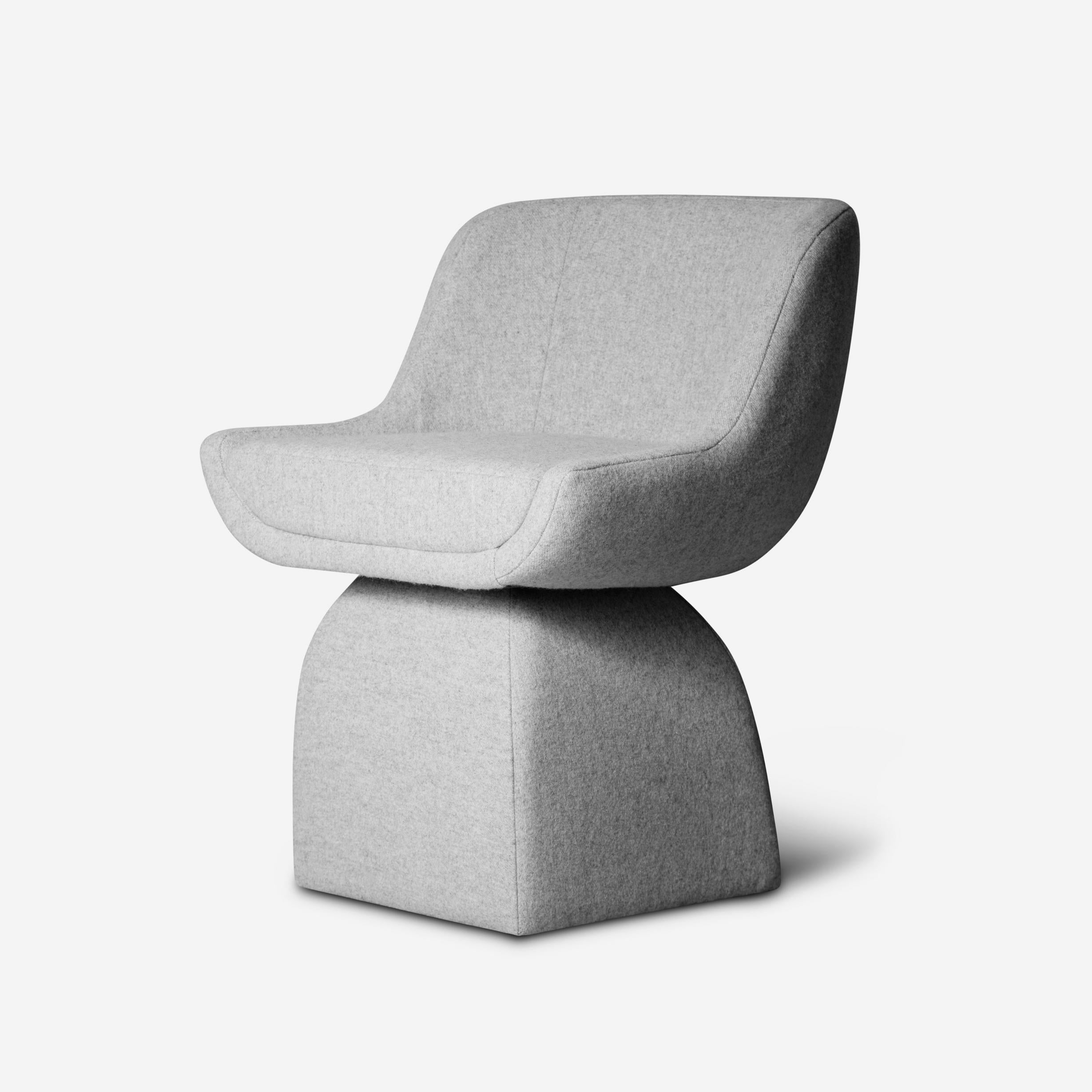 Petite chaise Oscar de DUISTT 
Dimensions : L 60 x D 58 x H 77 cm
MATERIAL : Tissu Duistt
Version pivotante disponible sur demande. Veuillez nous contacter.

Inspirée par la poésie des lignes courbes de l'architecture d'Oscar Niemeyer, la petite