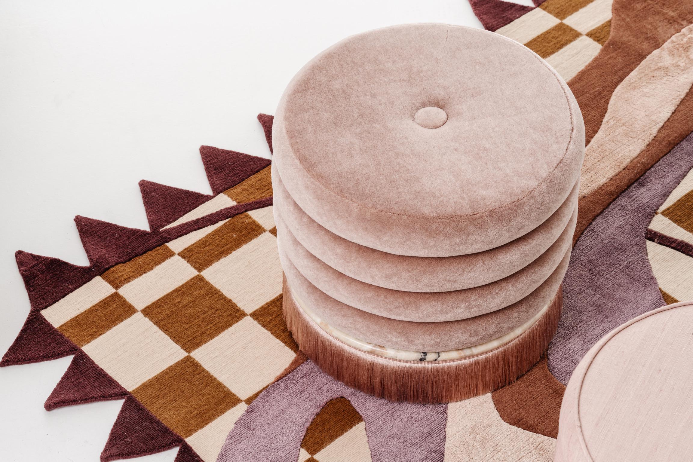 Der Name der Collection'S leitet sich von dem mehrstufigen Design der Tische und Hocker ab. Jedes Stück besteht aus Mohair-Stoff aus den Niederlanden, einer präzise geschnittenen Marmorplatte und handgefertigten Eichenbeinen.

Ziehen Sie sich mit