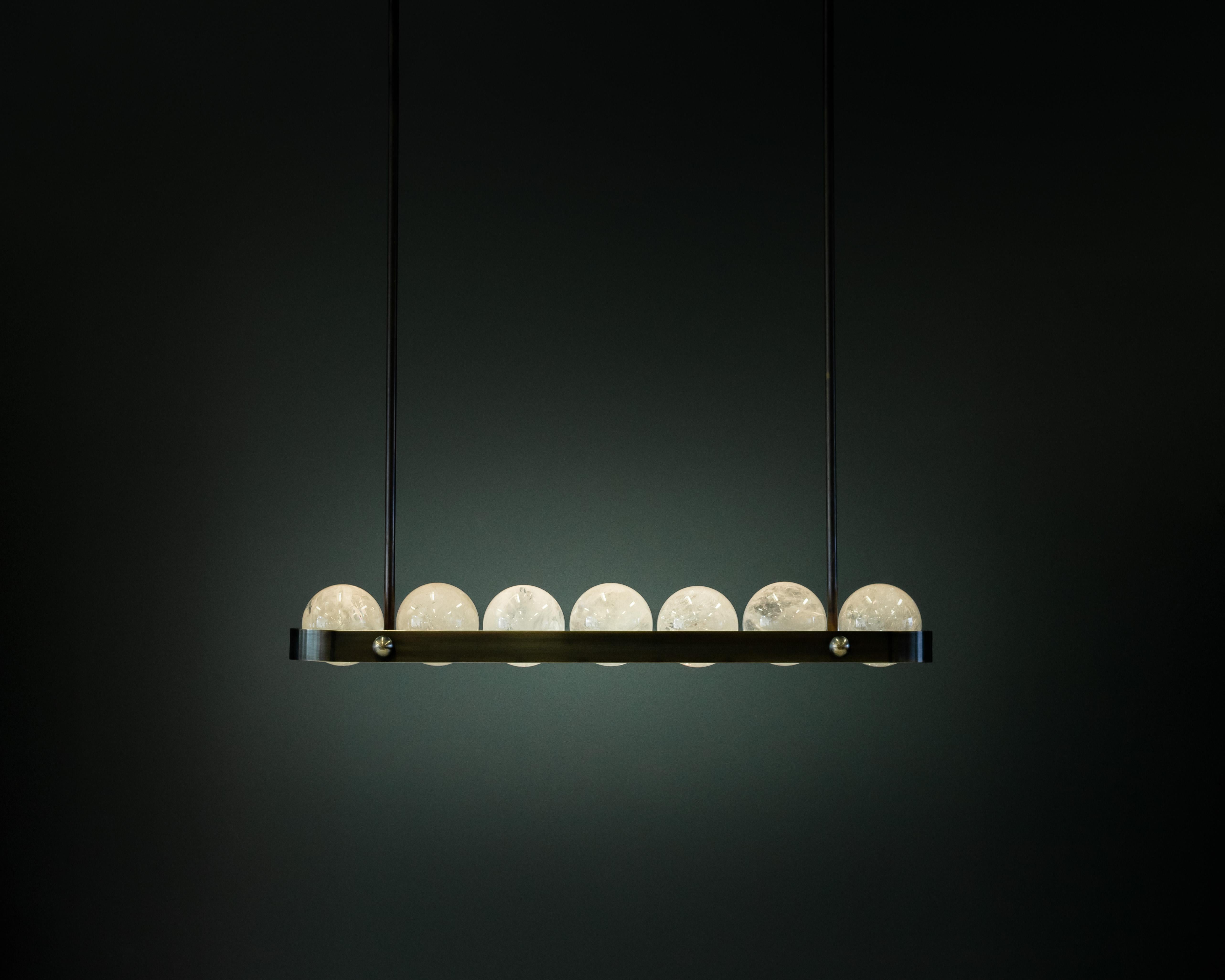 Piccola lampada a sospensione Ouranos II di Christopher Boots
Dimensioni: D 16,6 x L 77,6 x H 10 cm.
Materiali: Ottone, sfera di cristallo di quarzo.

Disponibile in versione piccola, media e grande.
Disponibile in diverse finiture.