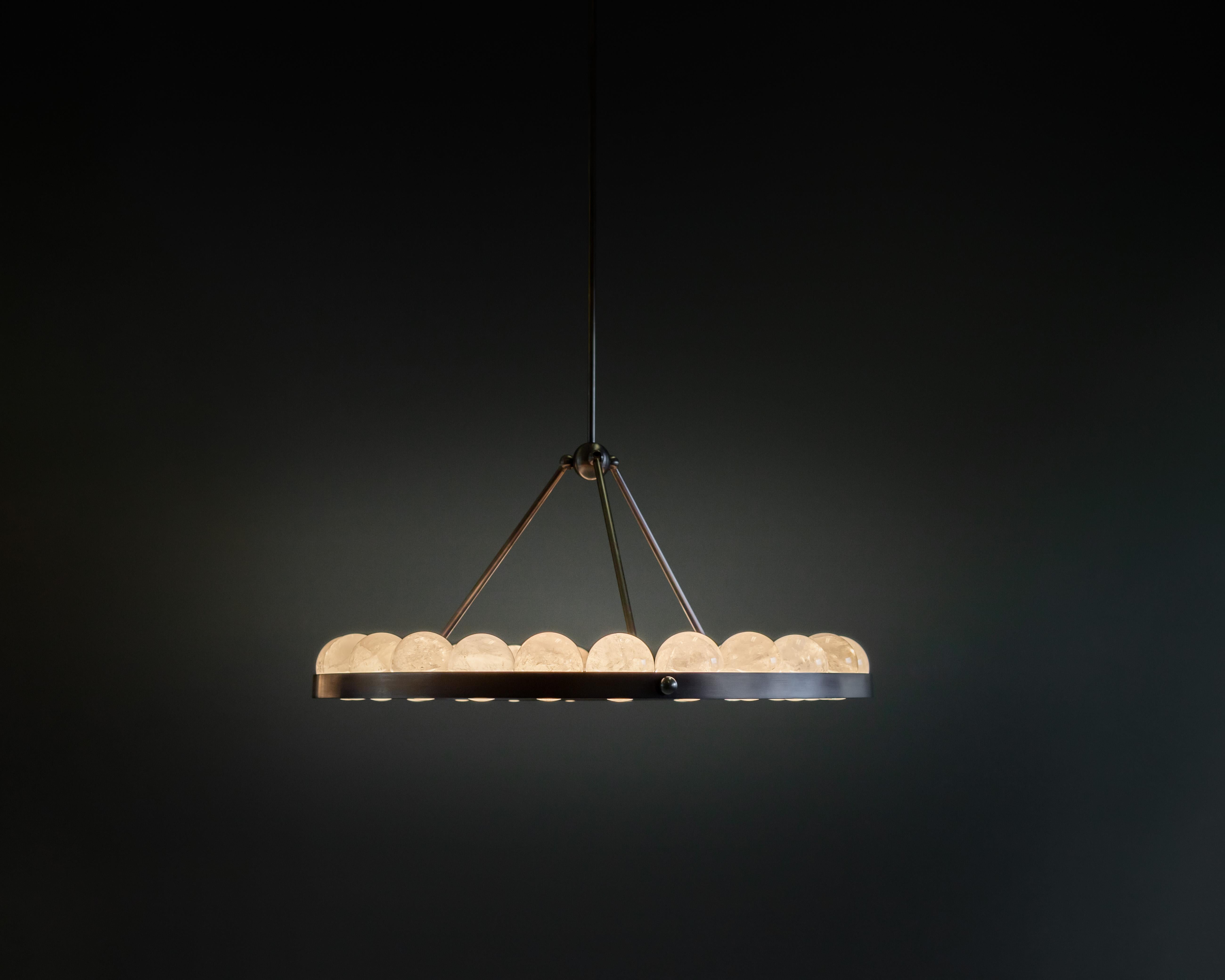 Piccola lampada a sospensione Ouranos III di Christopher Boots
Dimensioni: D. 90 x H. 44 cm.
Materiali: Ottone, sfera di cristallo di quarzo.

Disponibile in versione piccola, media e grande.
Disponibile in diverse finiture. Contattateci.

Il