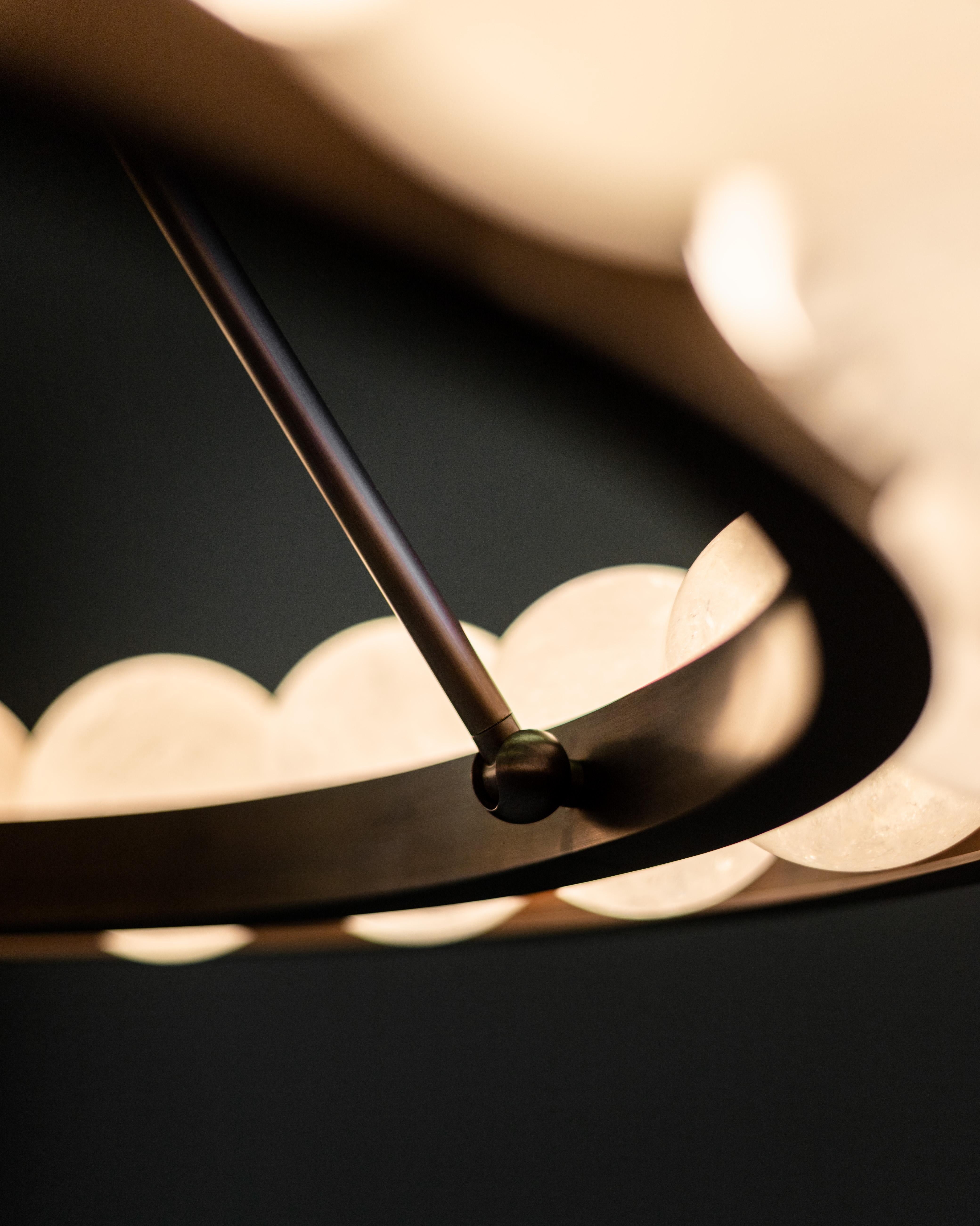 Australiano Sfera a sospensione a forma di anello in ottone scuro e cristallo di Christopher Boots in vendita