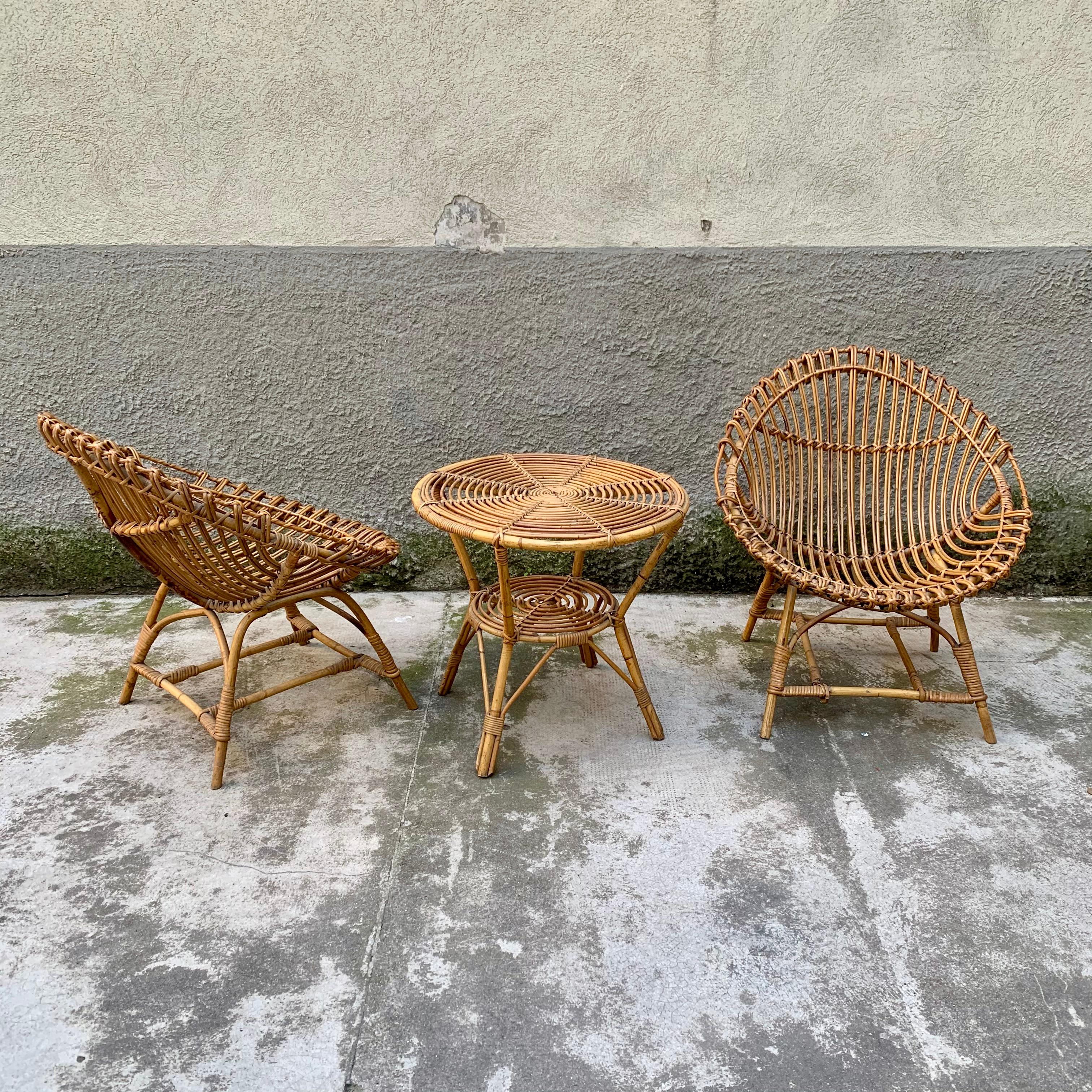 Vintage-Set, bestehend aus 2 Wannenstühlen und einem Couchtisch aus Bambus und geflochtenem Rattan.
Wahrscheinlich italienische Produktion, aus den 1950er Jahren.
Sie befinden sich in einem sehr guten kosmetischen Zustand, wobei einer der beiden