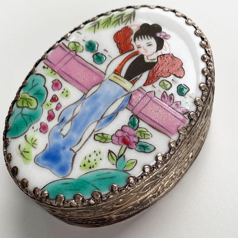 Ovaler Chinoiserie-Schachtel aus lackierter Keramik und Metall mit Spiegeldeckel (Chinesisch) im Angebot