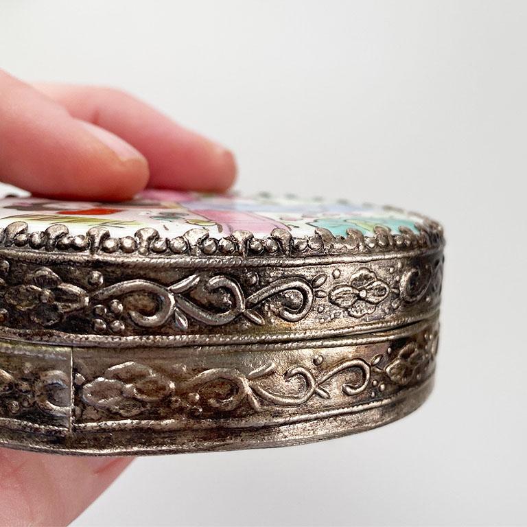 Pequeña Caja Baratijas Ovalada de Cerámica Pintada Chinoiserie y Metal con Tapa de Espejo en venta 2