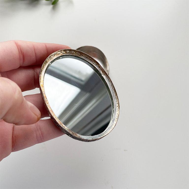 Ovaler Chinoiserie-Schachtel aus lackierter Keramik und Metall mit Spiegeldeckel im Angebot 2