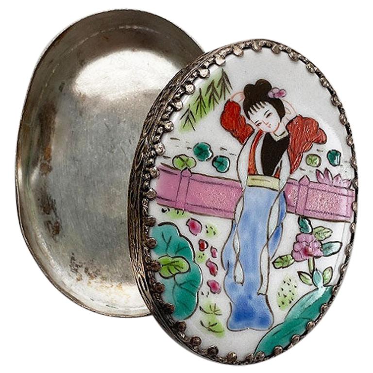 Petite boîte à bijoux ovale en céramique et métal peinte de style chinoiseries avec couvercle en miroir