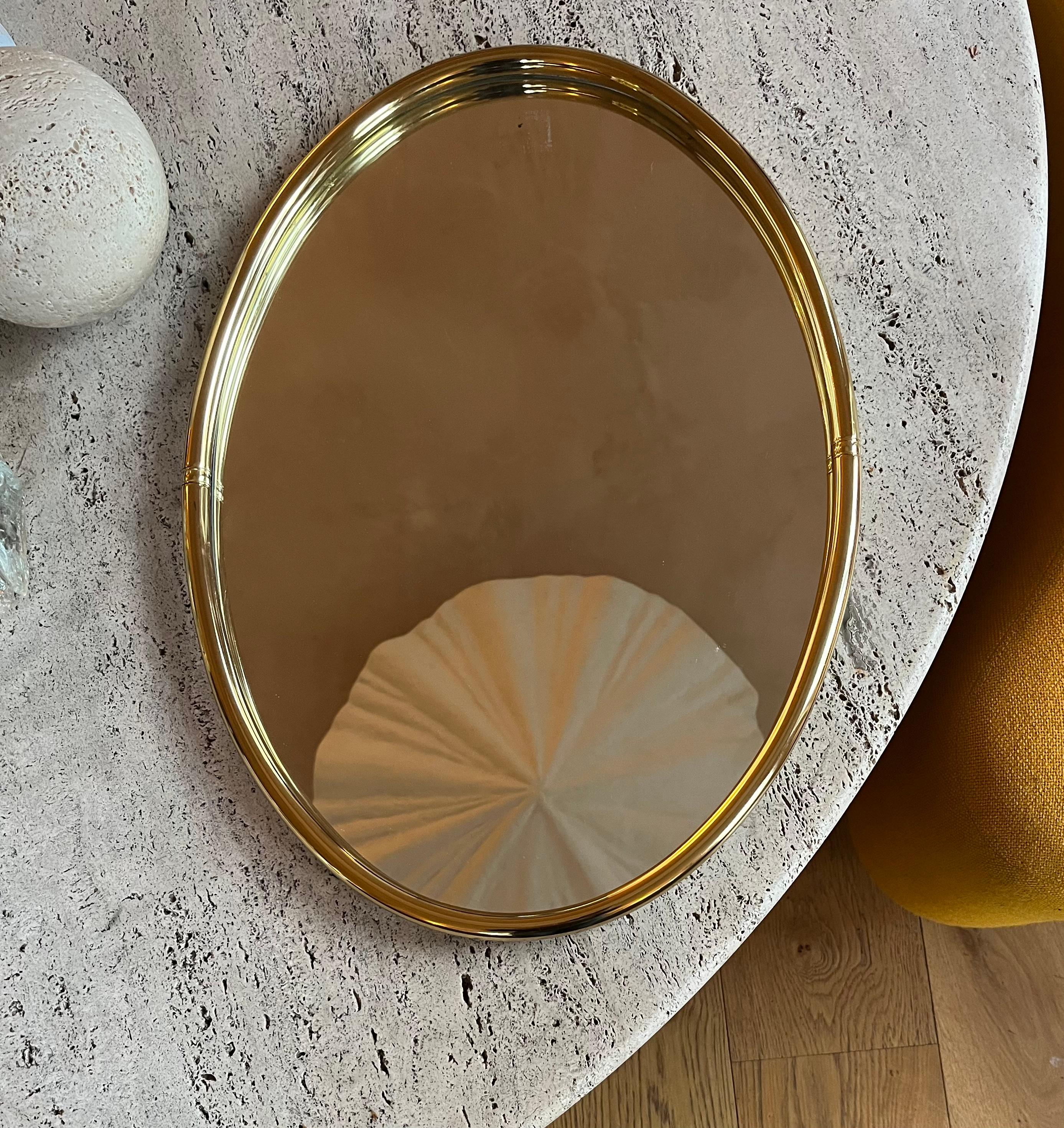 Small oval gilt metal mirror In Good Condition For Sale In London, GB