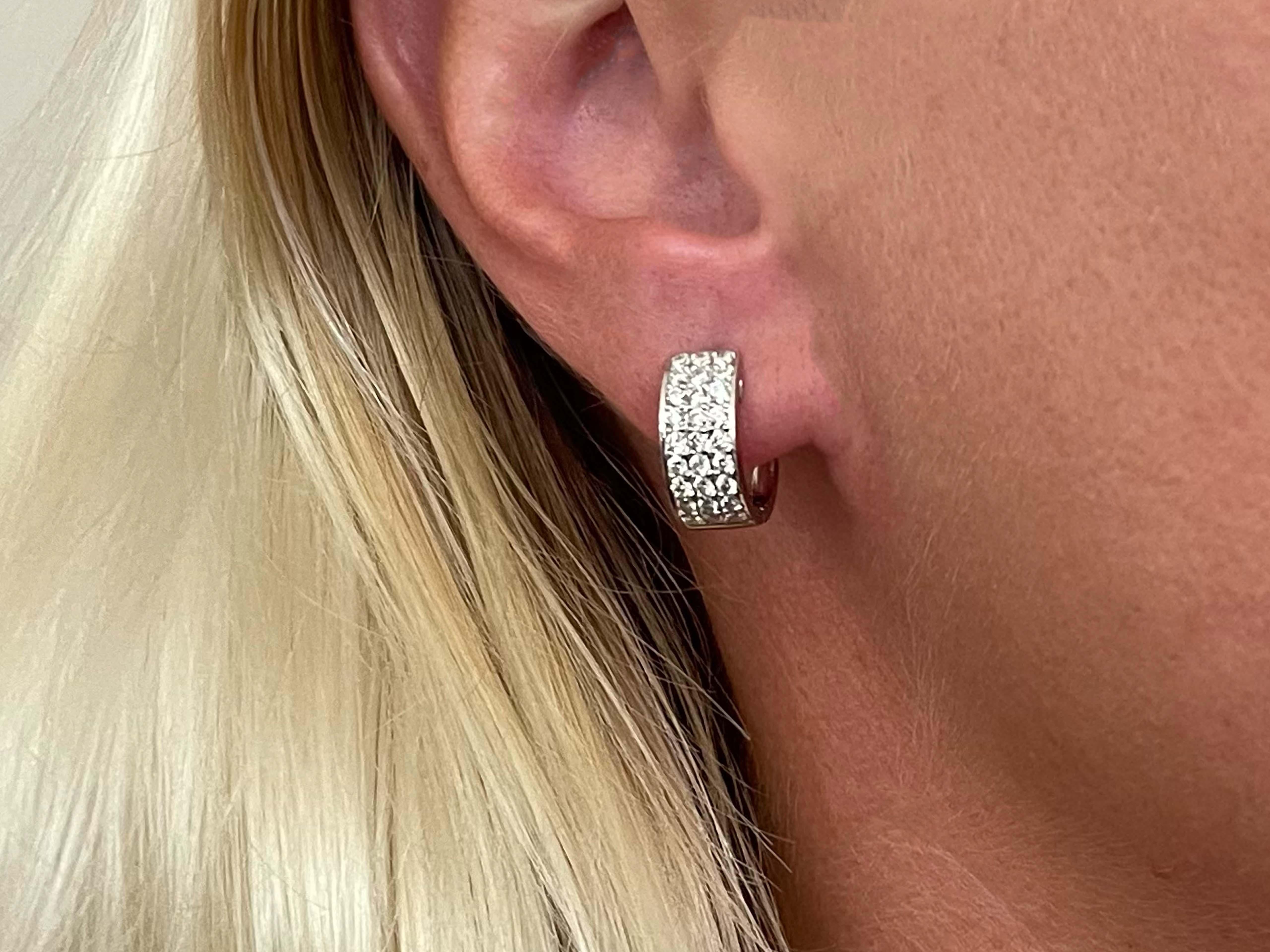 Ohrringe Spezifikationen:

Stil: Diamant-Reifen-Ohrringe

Metall: 18k Weißgold

Gesamtgewicht: 8,2 Gramm

Abmessungen: 14,4 mm hoch und 6,4 mm breit 

Diamanten: 54 Diamanten im runden Brillantschliff

Diamant-Fassung: Prong

Farbe des Diamanten: