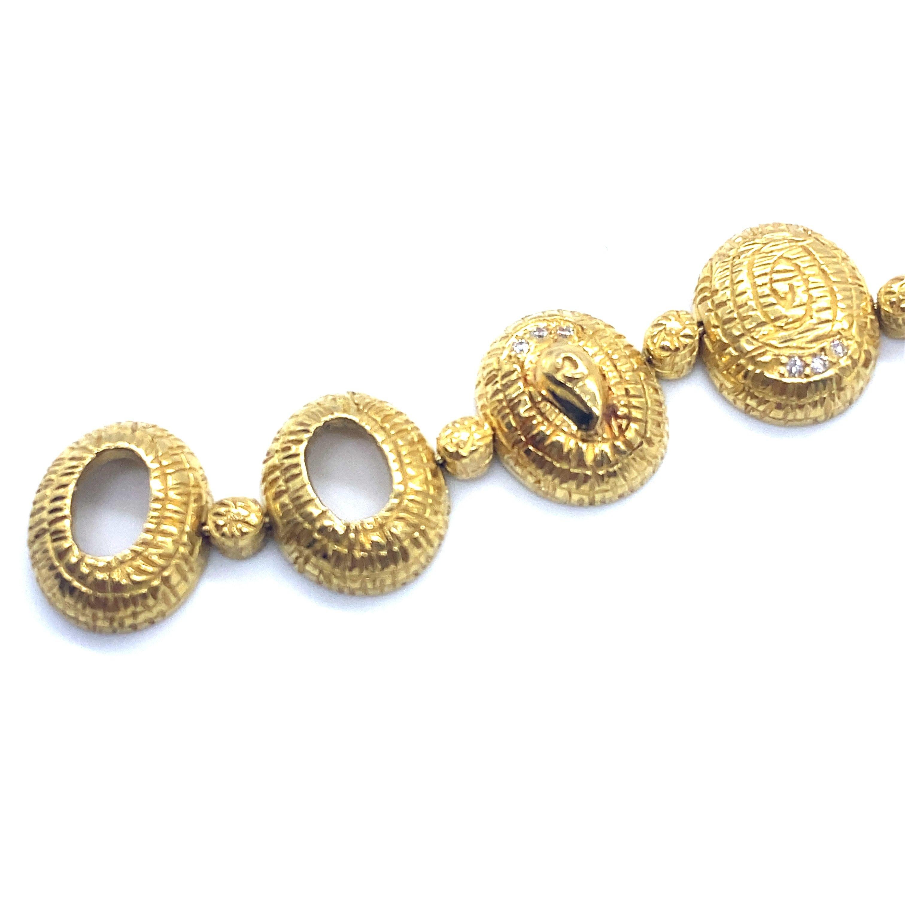 Contemporary Small Oval Link Bracelet in Yellow Gold with 0.21 Carat Rose-Cut Diamonds For Sale