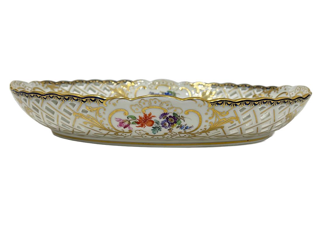 Allemand Petit plat ovale ajouré en porcelaine de Meissen, années 1920 en vente