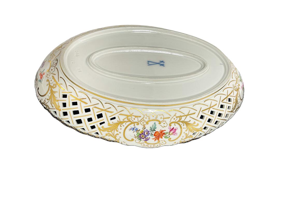 20ième siècle Petit plat ovale ajouré en porcelaine de Meissen, années 1920 en vente