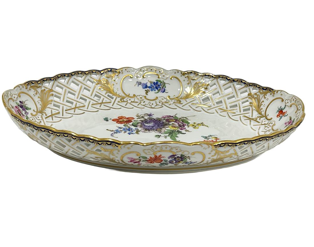 Small oval Meissen porcelain openwork dish, 1920s For Sale 2