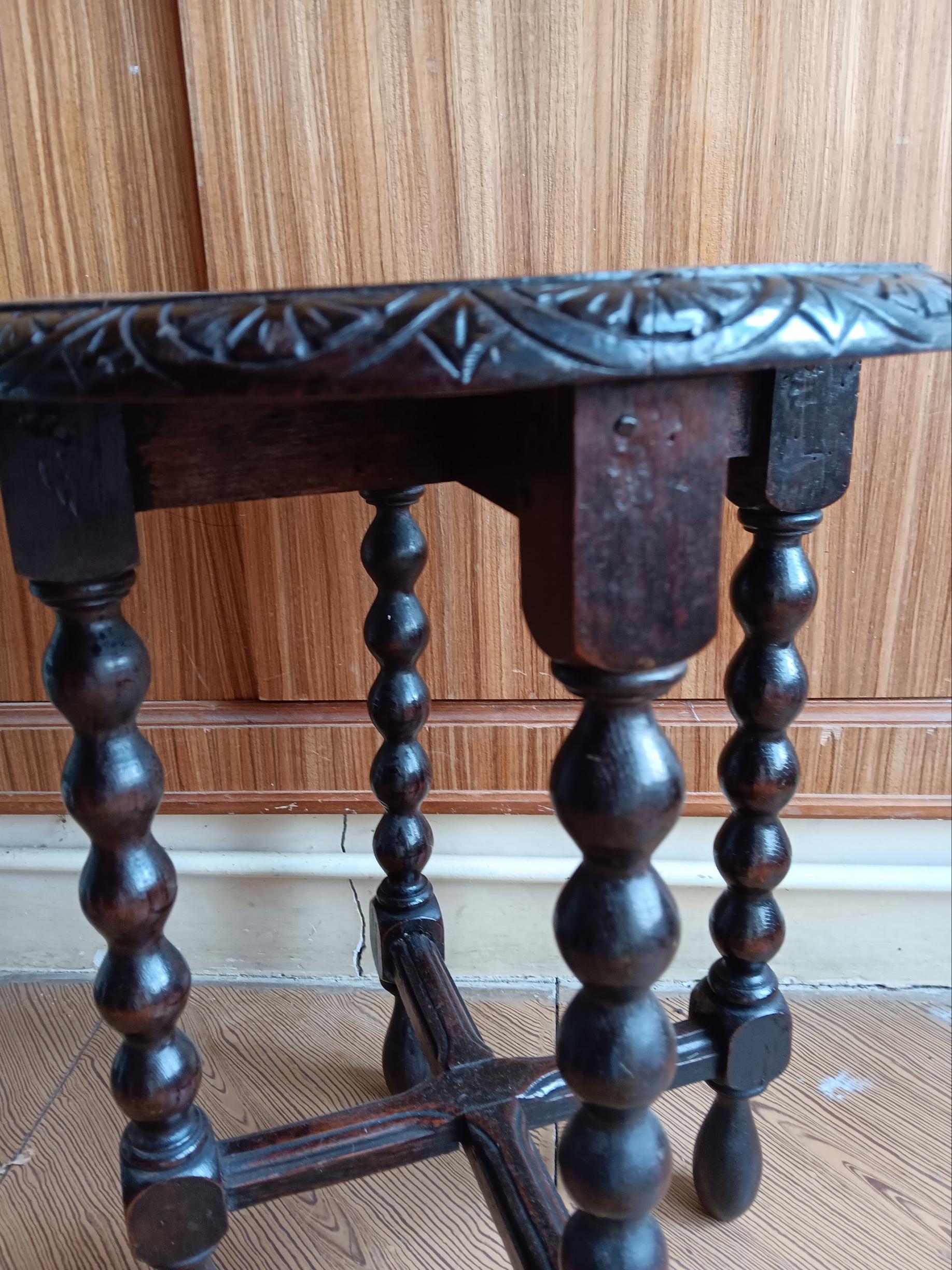 Dieser Tisch steht auf einem Sockel, der aus sechs gedrechselten Beinen und einer ebenfalls gedrechselten Sterntraverse besteht.

Ovaler antiker Wein- oder Beistelltisch aus dem 19. Jahrhundert. Holz mit geklöppelten Beinen.







