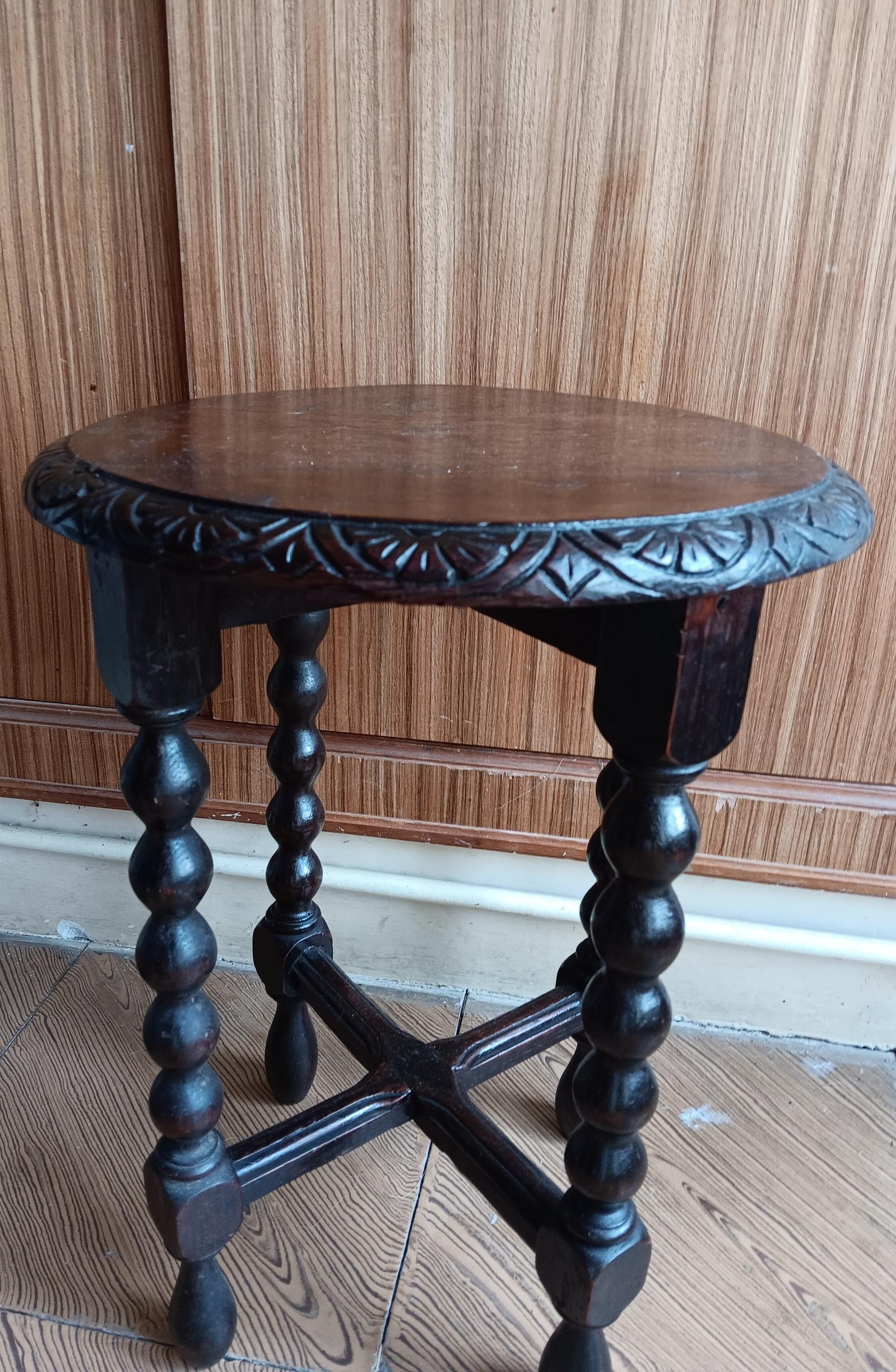 Small Oval Table or Stool Bobbin Turned Legs, 19th Century Spain In Good Condition For Sale In Mombuey, Zamora