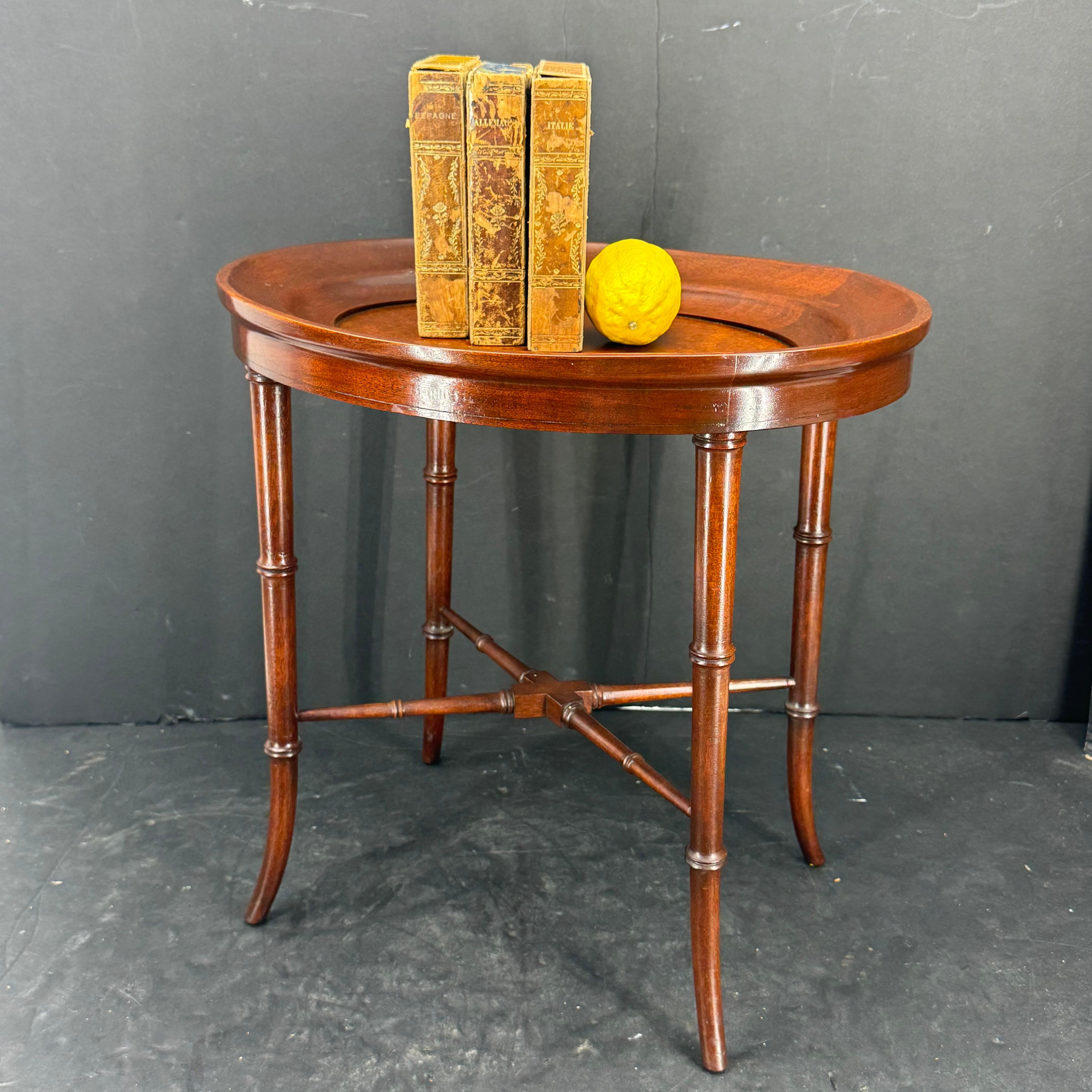 Georgien Petit plateau ovale de table d'appoint pieds en bambou en vente