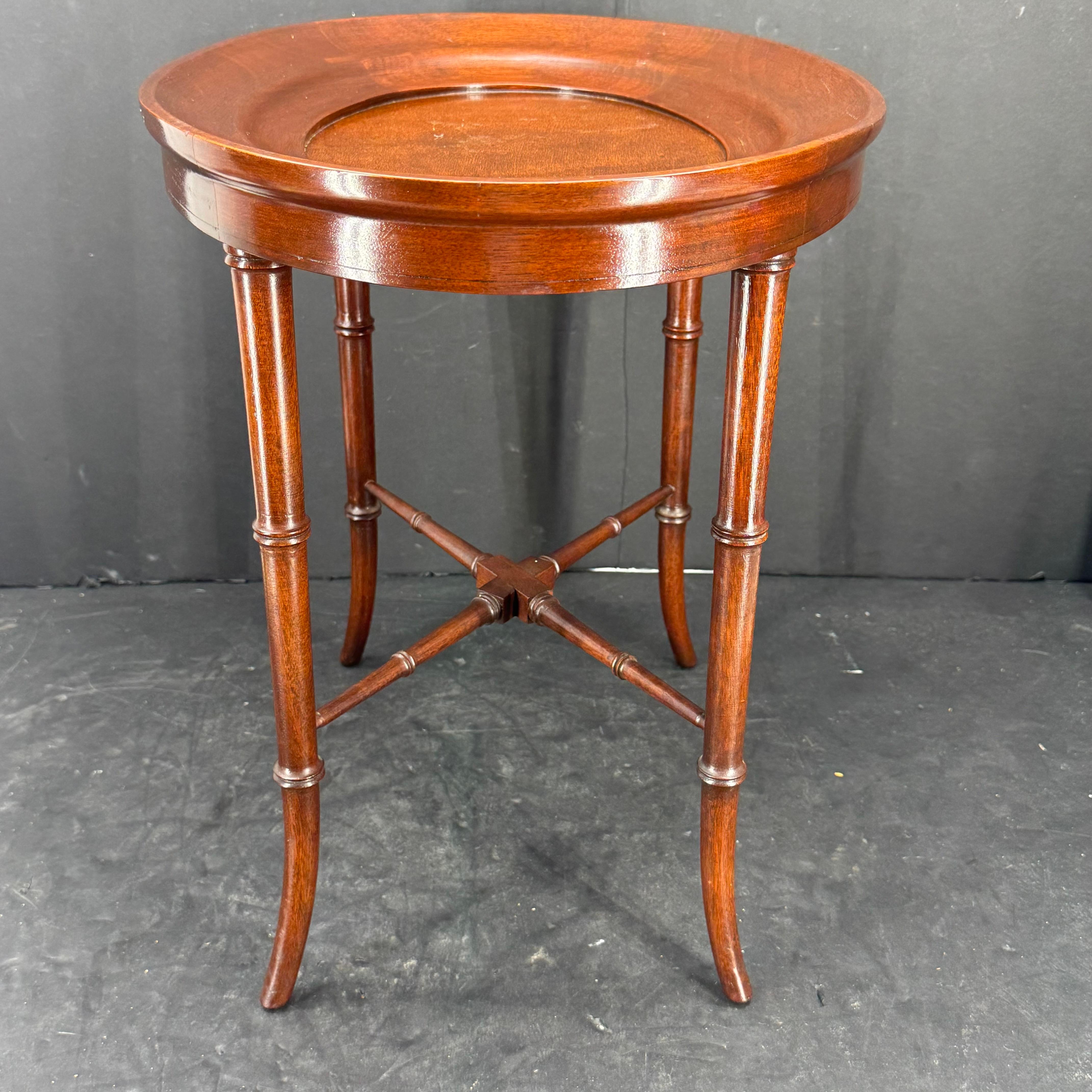 Petit plateau ovale de table d'appoint pieds en bambou Bon état - En vente à Haddonfield, NJ