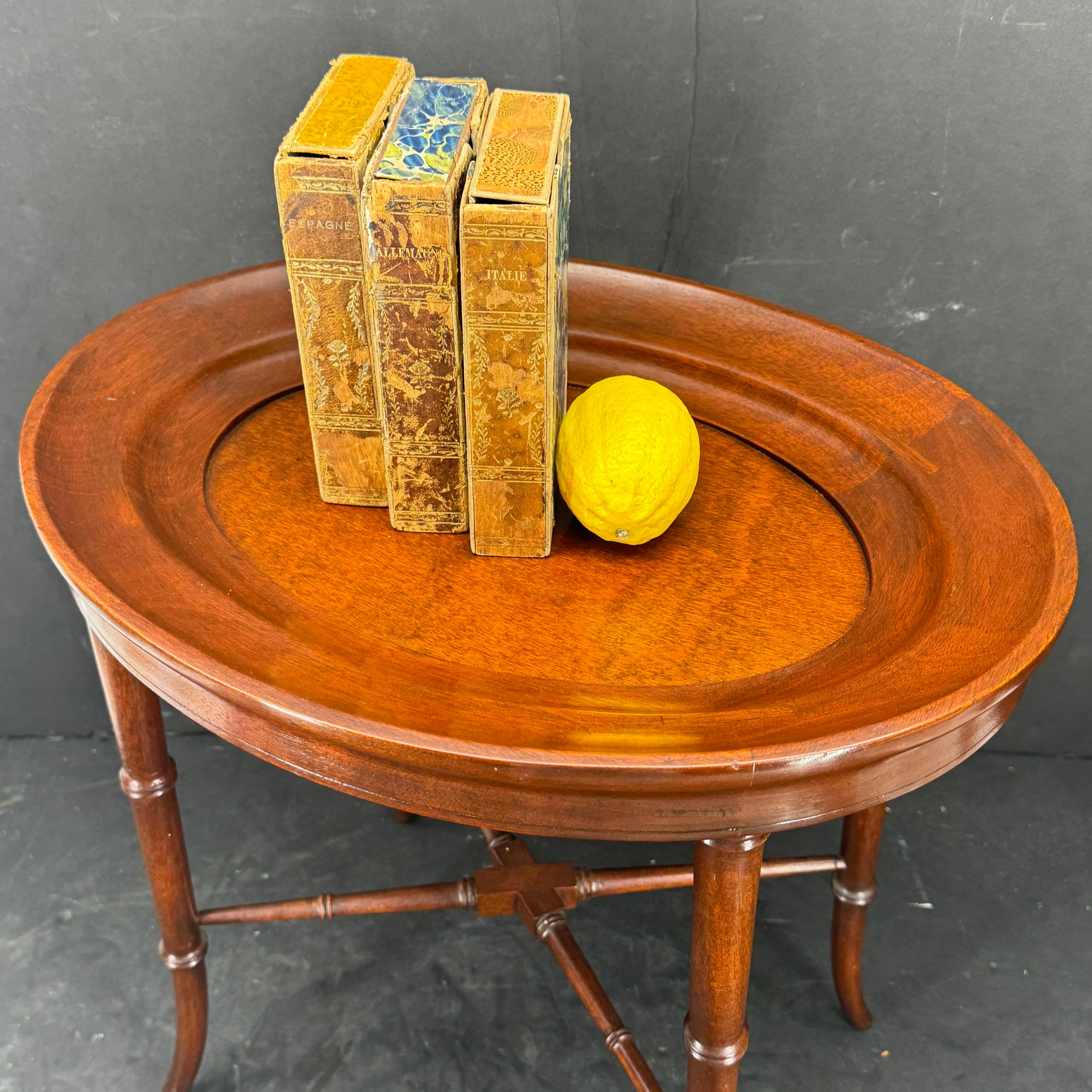 20ième siècle Petit plateau ovale de table d'appoint pieds en bambou en vente