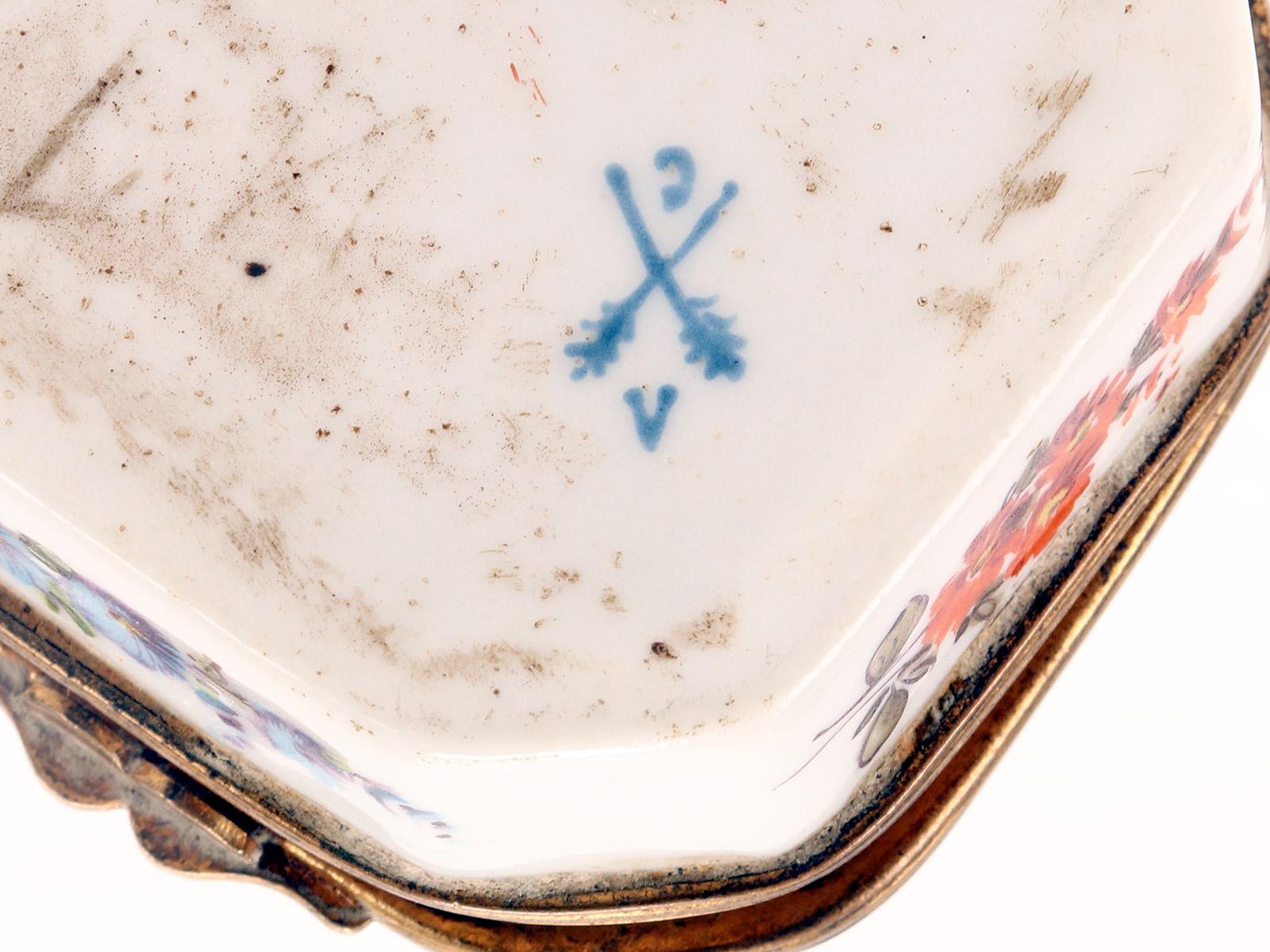 Bemalte Porzellanschachtel, achteckige Form, Frankreich 1840.  im Angebot 4