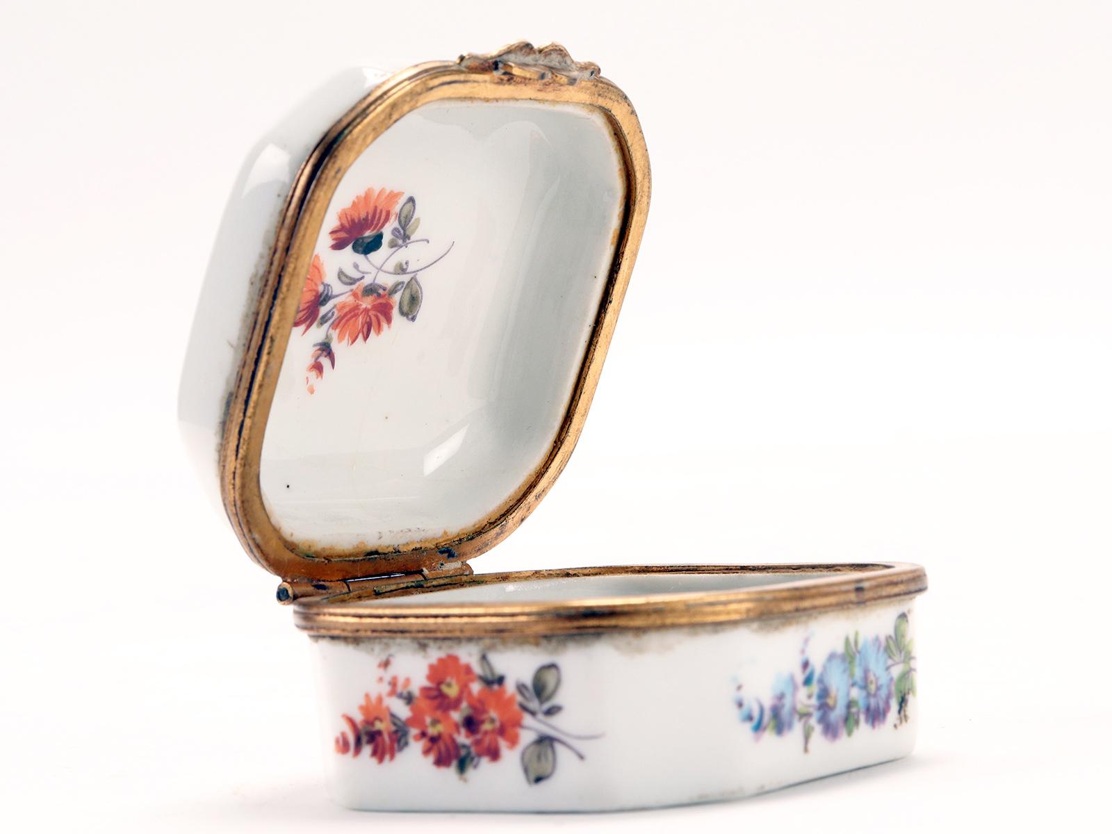 Small painted porcelain box, octagonal shape, France 1840.  For Sale 5