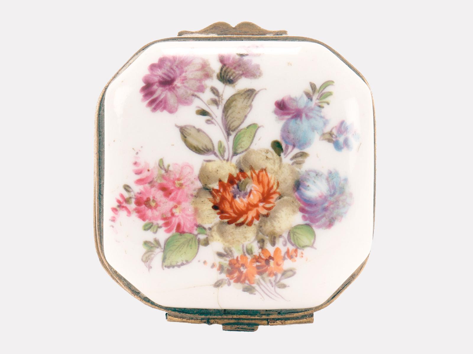 Painted porcelain box, octagonal shape.
The base and the lid are hinged by two gilt brass edges which have an interlocking hinge on the back, in correspondence with the opening element.
The whole box is decorated with hand painting, both outside and