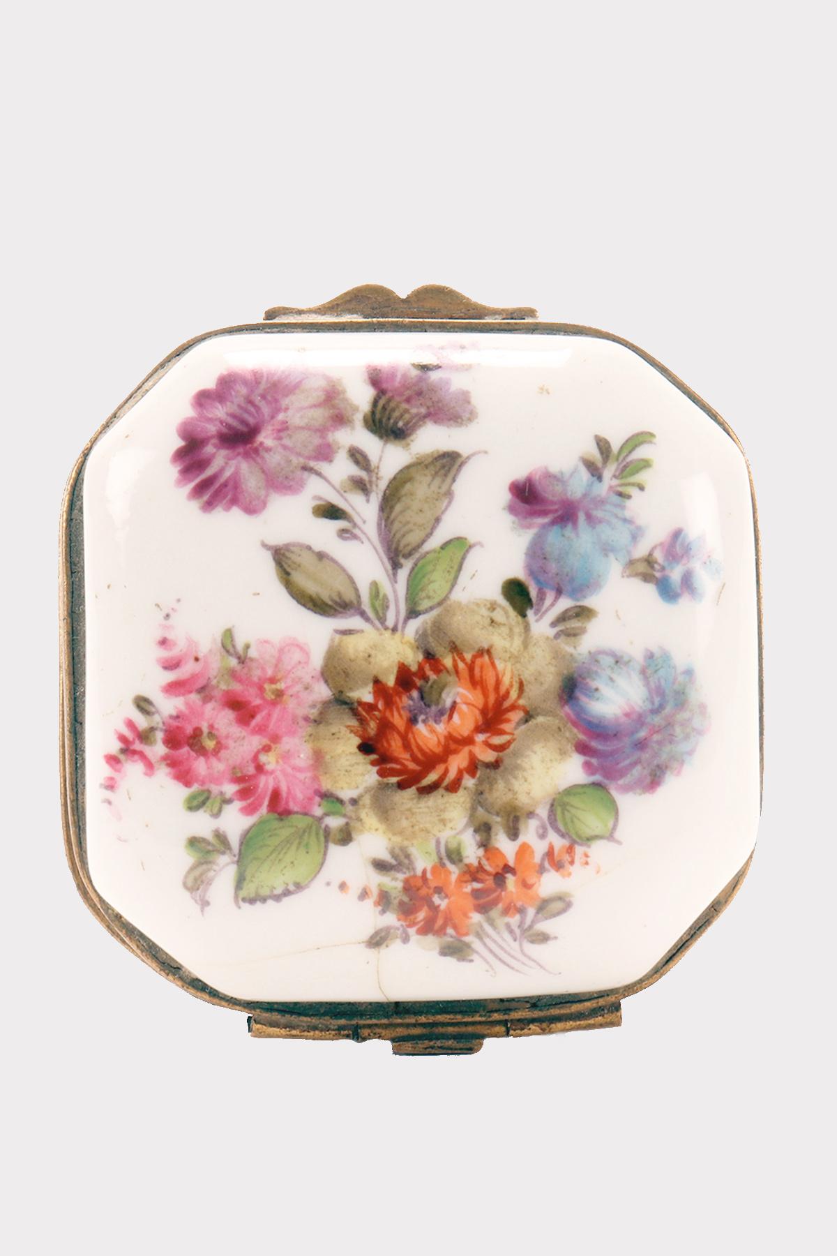 French Small painted porcelain box, octagonal shape, France 1840.  For Sale