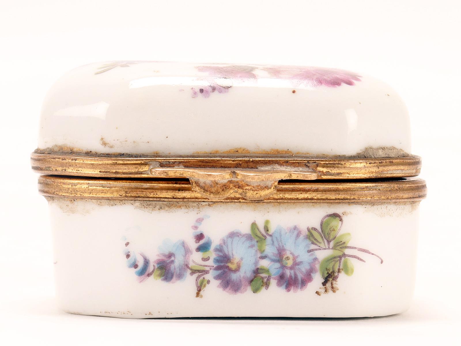 Small painted porcelain box, octagonal shape, France 1840.  In Good Condition For Sale In Milan, IT