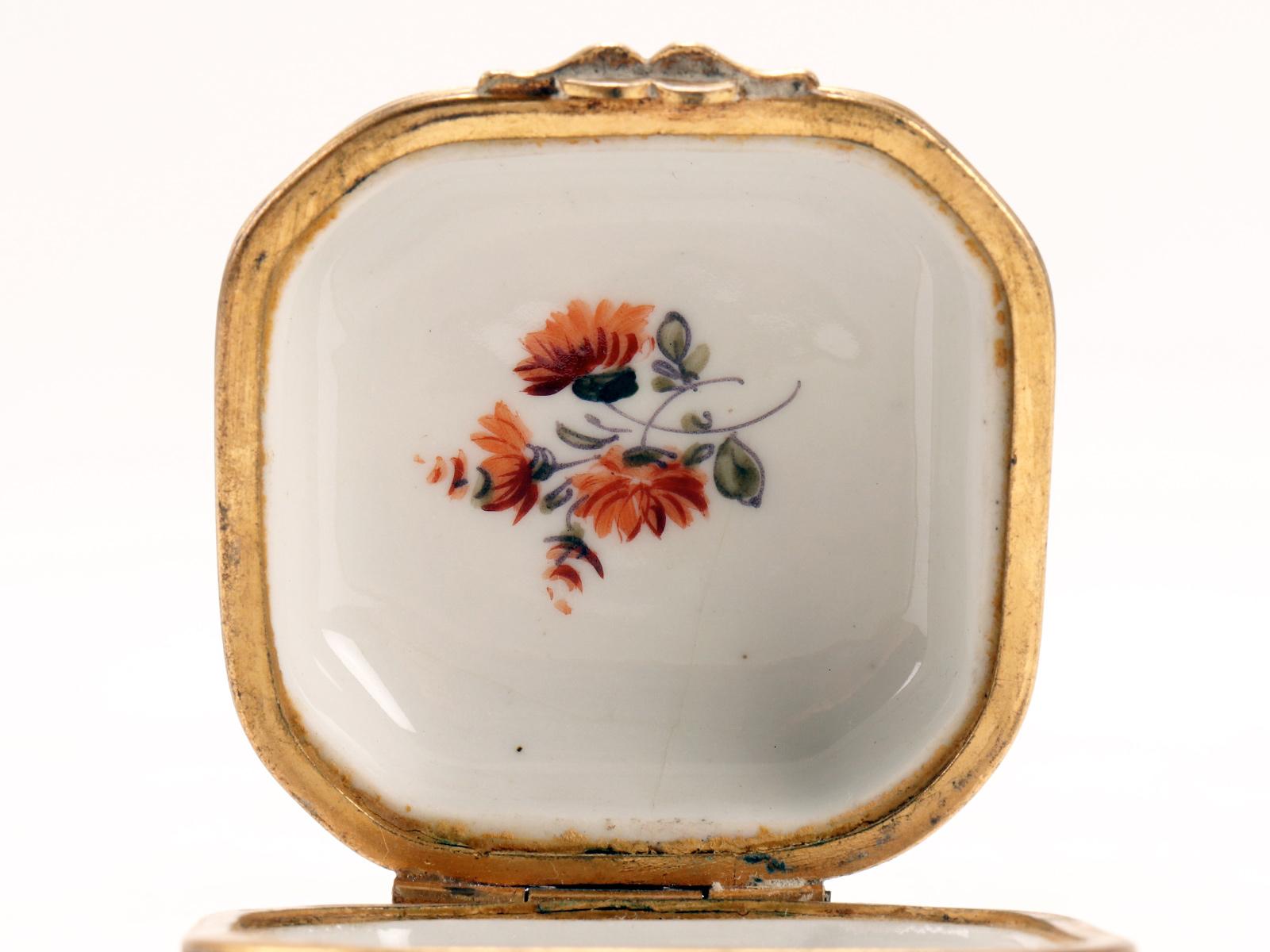 Bemalte Porzellanschachtel, achteckige Form, Frankreich 1840.  im Angebot 1