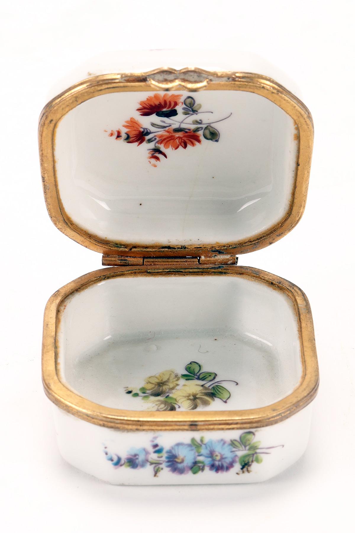 Small painted porcelain box, octagonal shape, France 1840.  For Sale 2