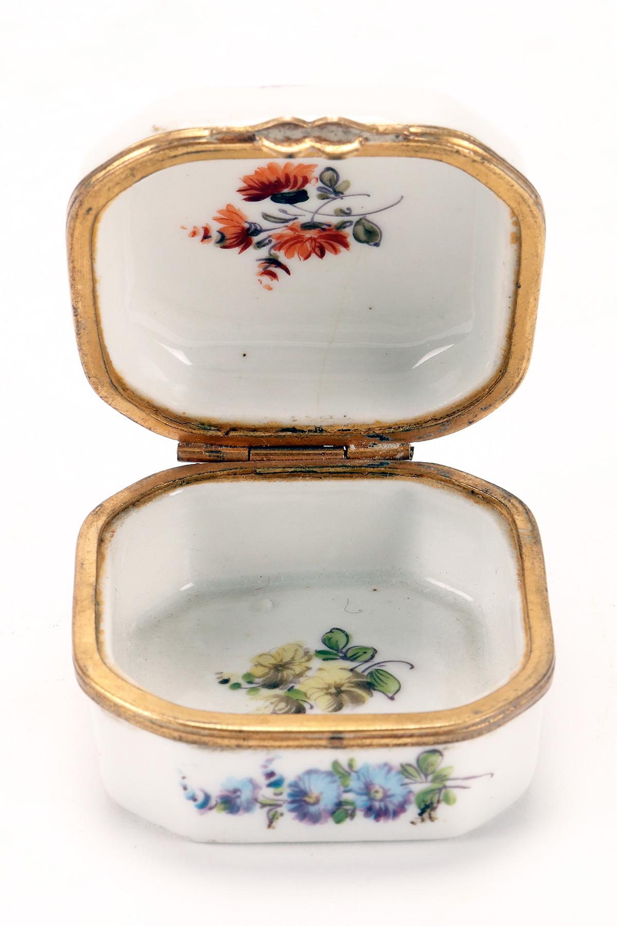 Piccola scatola di porcellana dipinta, forma ottagonale, Francia 1840. in vendita 2